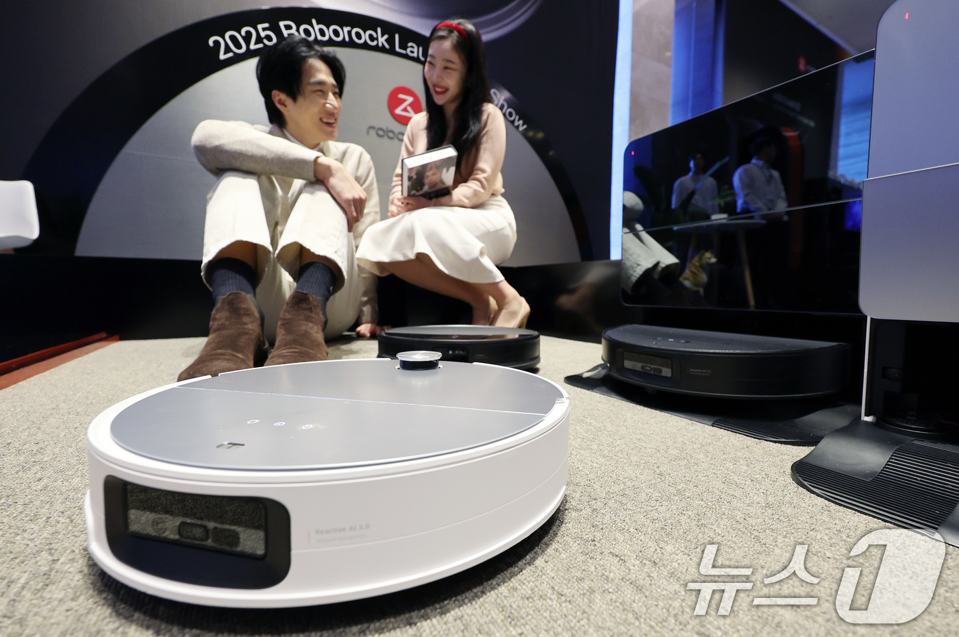 (서울=뉴스1) 이동해 기자 = 20일 오전 서울 강남구 그랜드 인터컨티넨탈 서울 파르나스 호텔에서 열린 '2025 로보락 신제품 론칭쇼'에서 신제품 로봇청소기 S9 맥스V 시리즈 …