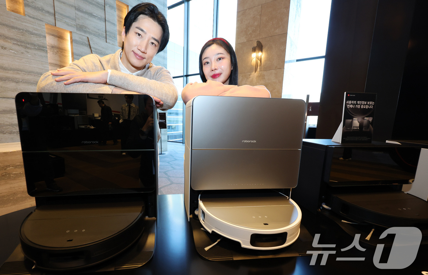 (서울=뉴스1) 이동해 기자 = 20일 오전 서울 강남구 그랜드 인터컨티넨탈 서울 파르나스 호텔에서 열린 '2025 로보락 신제품 론칭쇼'에서 신제품 로봇청소기 S9 맥스V 시리즈 …