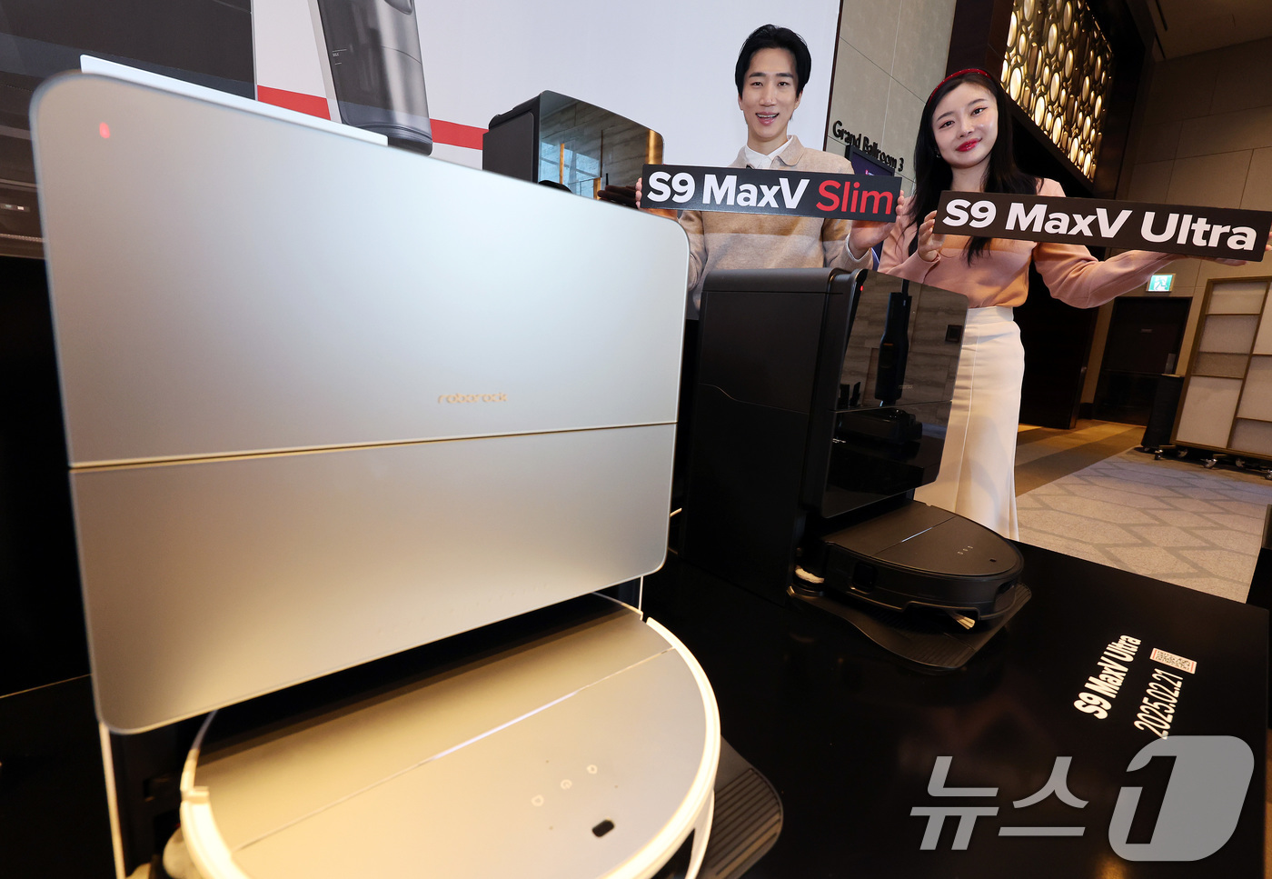(서울=뉴스1) 이동해 기자 = 20일 오전 서울 강남구 그랜드 인터컨티넨탈 서울 파르나스 호텔에서 열린 '2025 로보락 신제품 론칭쇼'에서 신제품 로봇청소기 S9 맥스V 시리즈 …