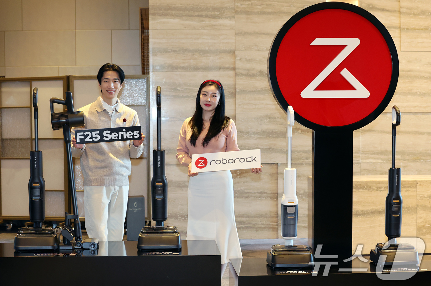 (서울=뉴스1) 이동해 기자 = 20일 오전 서울 강남구 그랜드 인터컨티넨탈 서울 파르나스 호텔에서 열린 '2025 로보락 신제품 론칭쇼'에서 신제품 F25를 비롯한 무선 습건식 …