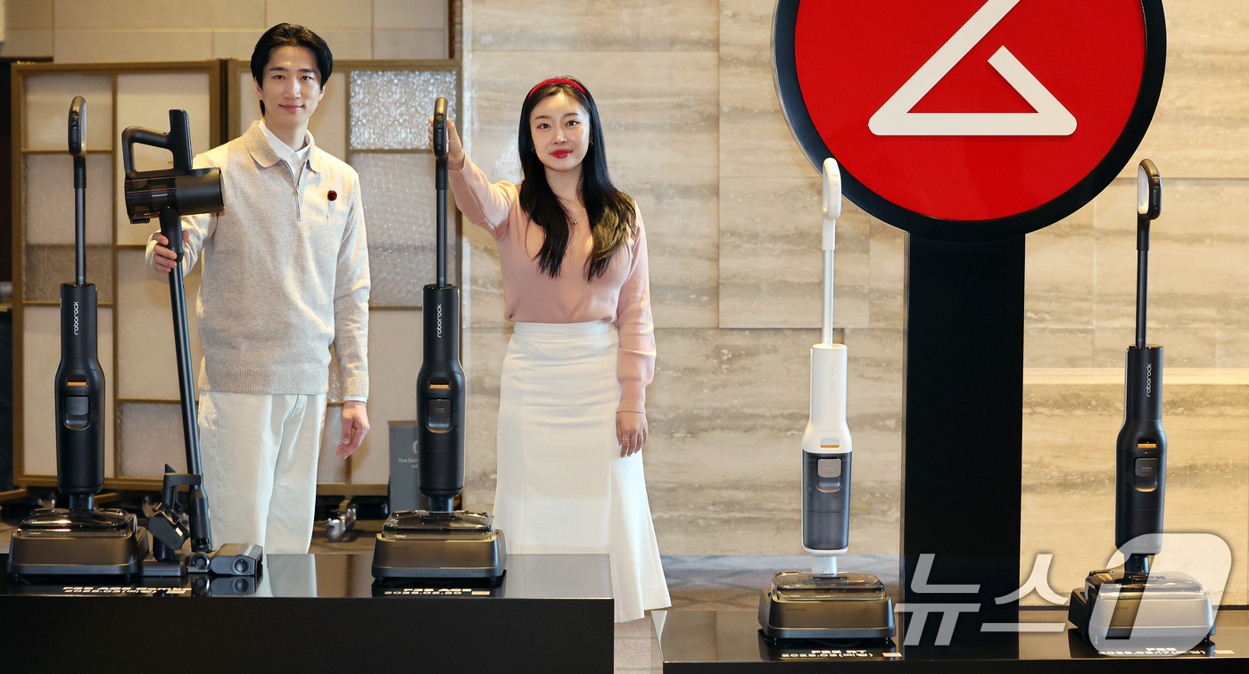 (서울=뉴스1) 이동해 기자 = 20일 오전 서울 강남구 그랜드 인터컨티넨탈 서울 파르나스 호텔에서 열린 '2025 로보락 신제품 론칭쇼'에서 신제품 F25를 비롯한 무선 습건식 …