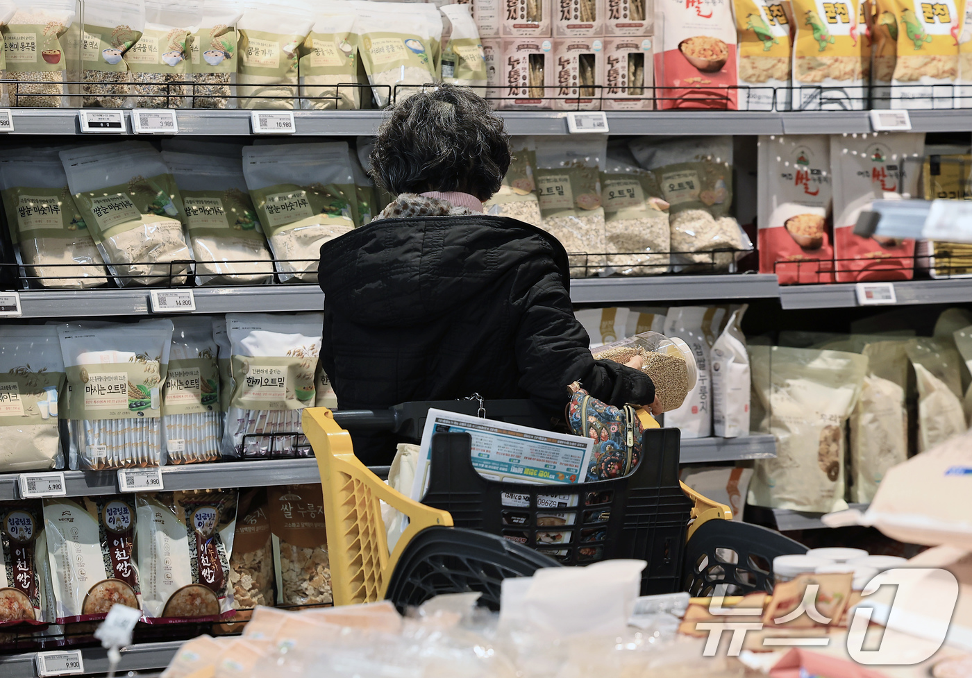 (서울=뉴스1) 박정호 기자 = 20일 오전 서울 시내 대형마트에서 시민들이 장을 보고 있다.한국은행이 발표한 소비자동향조사에 따르면 2월 소비자심리지수(CCSI)는 전월 대비 4 …