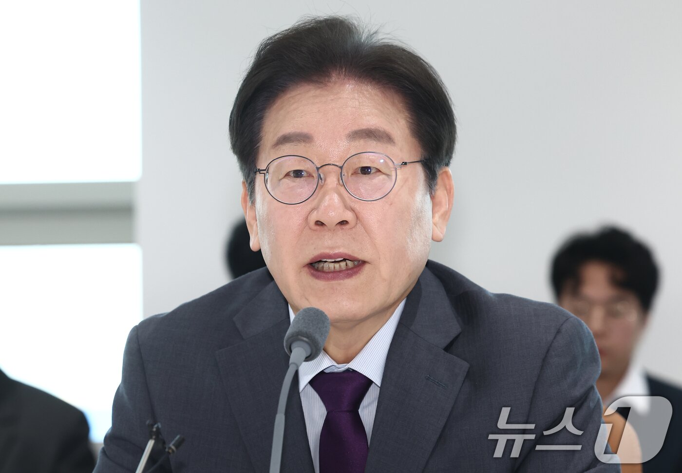 본문 이미지 - 이재명 더불어민주당 대표가 20일 오전 충남 아산시 현대자동차 아산공장에서 열린 '자동차 산업 발전을 위한 현장간담회'에서 발언하고 있다. 2025.2.20/뉴스1 ⓒ News1 김민지 기자