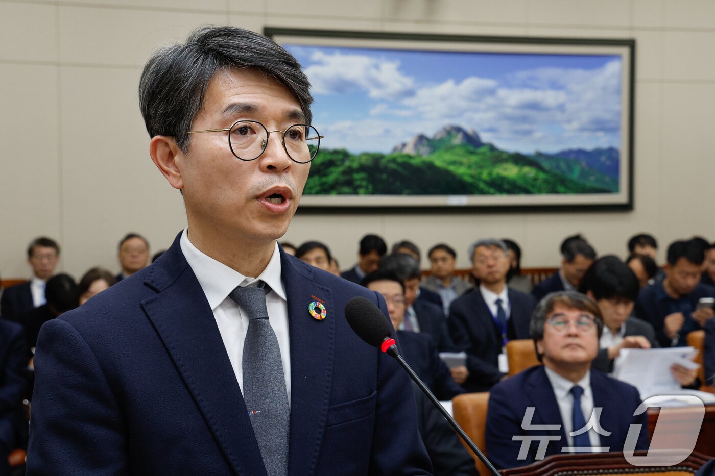 본문 이미지 - 김완섭 환경부 장관이 서울 여의도 국회에서 열린 환경노동위원회 제422회국회&#40;임시회&#41; 제1차 전체회의에 출석해 가습기살균제 관련 정부 대책을 발표하고 있다. 2025.2.20/뉴스1 ⓒ News1 안은나 기자