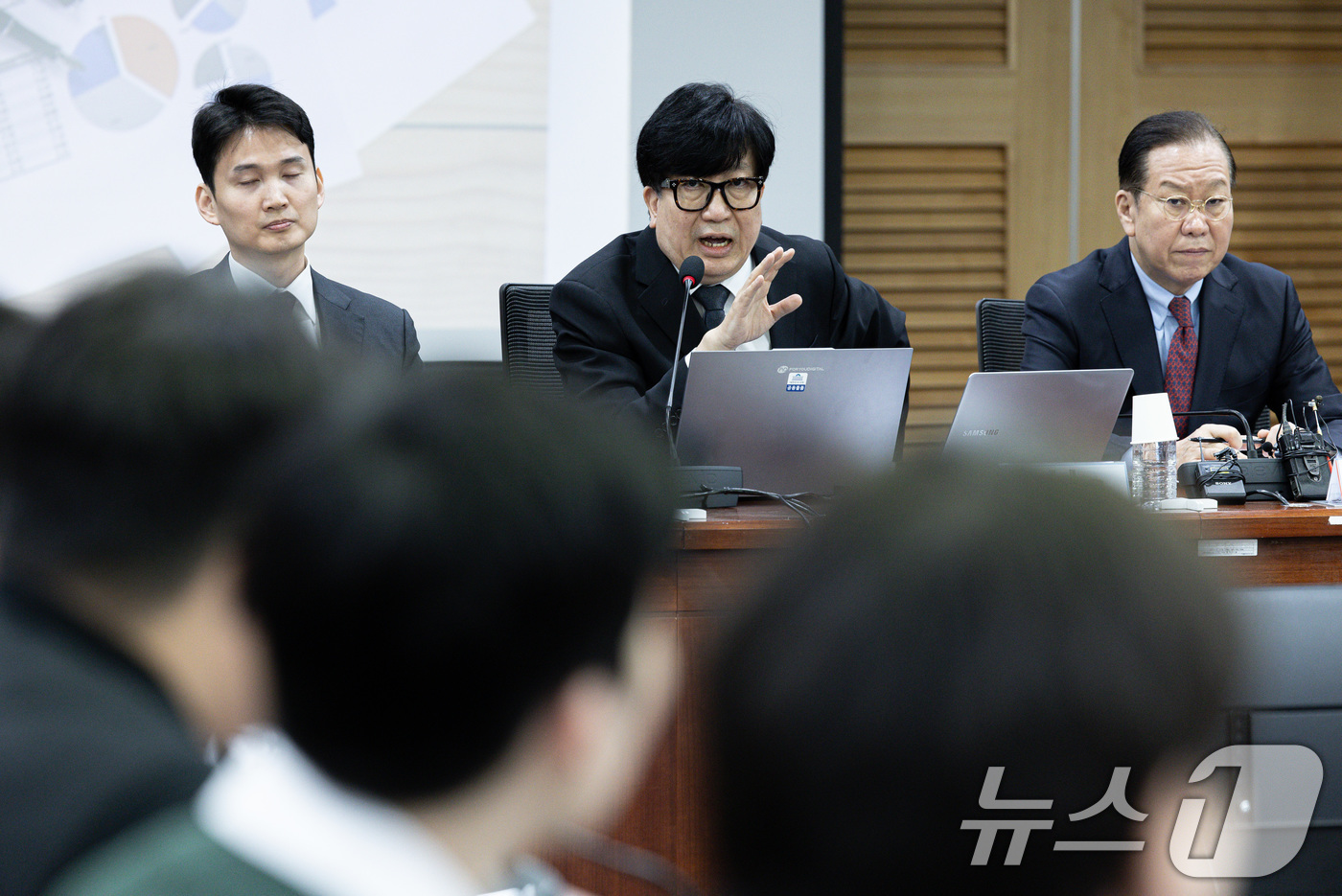 (서울=뉴스1) 이재명 기자 = 신율 명지대학교 교수가 20일 오전 서울 여의도 국회 의원회관에서 열린 전략기획특별위원회 2차 세미나에서 '공당의 책임'을 주제로 발표하고 있다. …