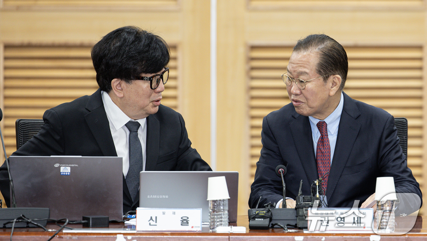 (서울=뉴스1) 이재명 기자 = 권영세 국민의힘 비상대책위원장과 신율 명지대학교 교수가 20일 오전 서울 여의도 국회 의원회관에서 열린 전략기획특별위원회 2차 세미나에서 대화를 하 …