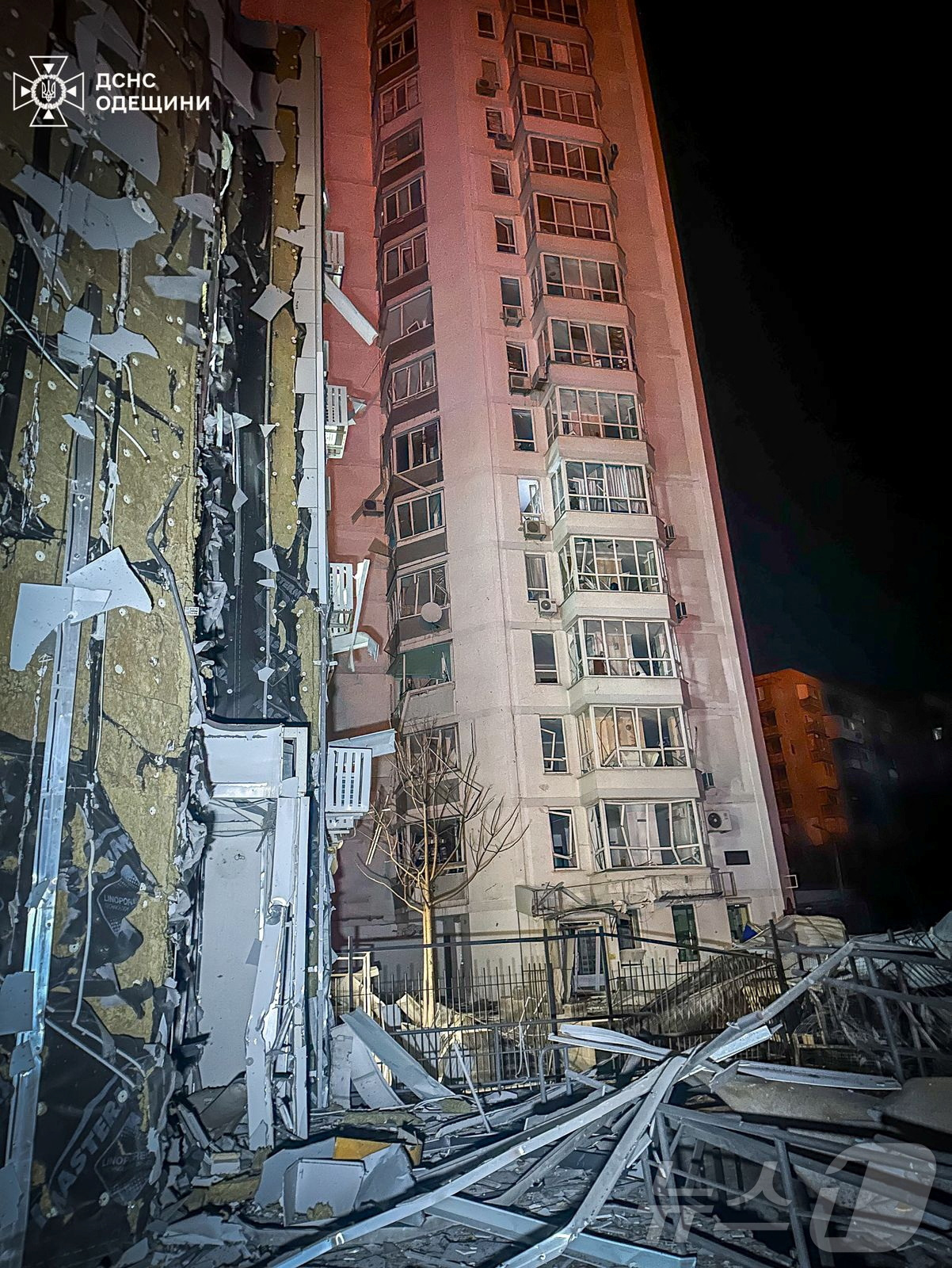 (오데사 로이터=뉴스1) 우동명 기자 = 19일(현지시간) 우크라이나 오데사에서 러시아 군의 드론 공격을 받아 부서진 건물이 보인다. 2025.02.20ⓒ 로이터=뉴스1