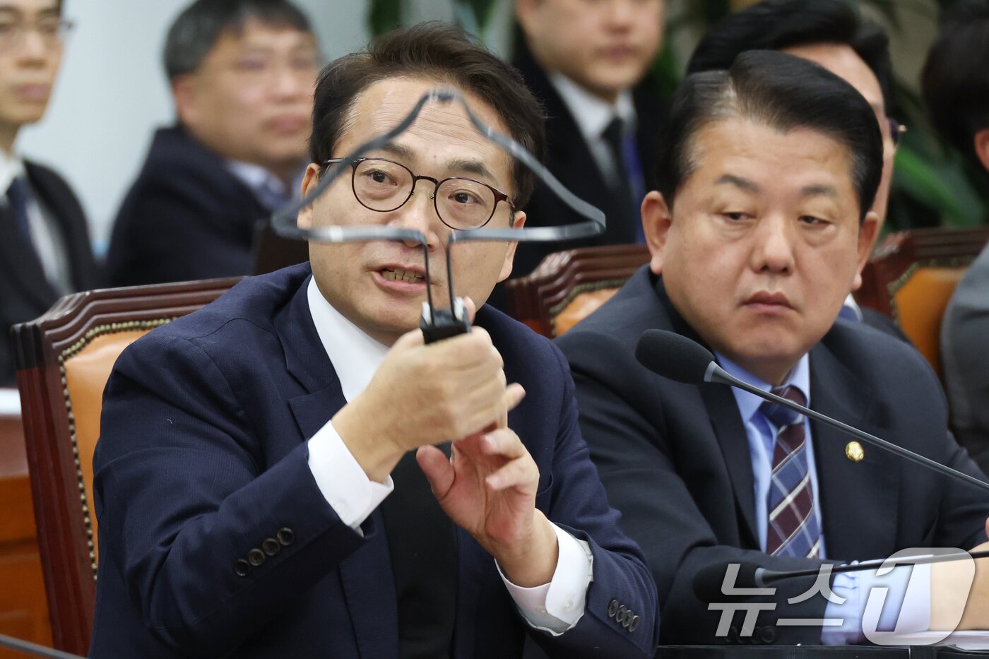 본문 이미지 - 박선원 더불어민주당 의원이 20일 오전 서울 여의도 국회에서 열린 국방위원회 전체회의에서 김선호 국방부장관 직무대행에게 707특임부대가 휴대한 케이블타이 수갑 관련 질의를 하고 있다. 2025.2.20/뉴스1 ⓒ News1 이광호 기자