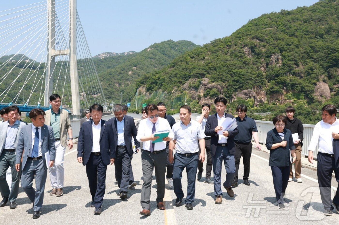 본문 이미지 - 김영환 충북지사가 지난해 6일 11일 제천시 청풍면 옛 청풍대교를 둘러보고 있다.&#40;충북도 제공. 재판매 및 DB금지&#41; 