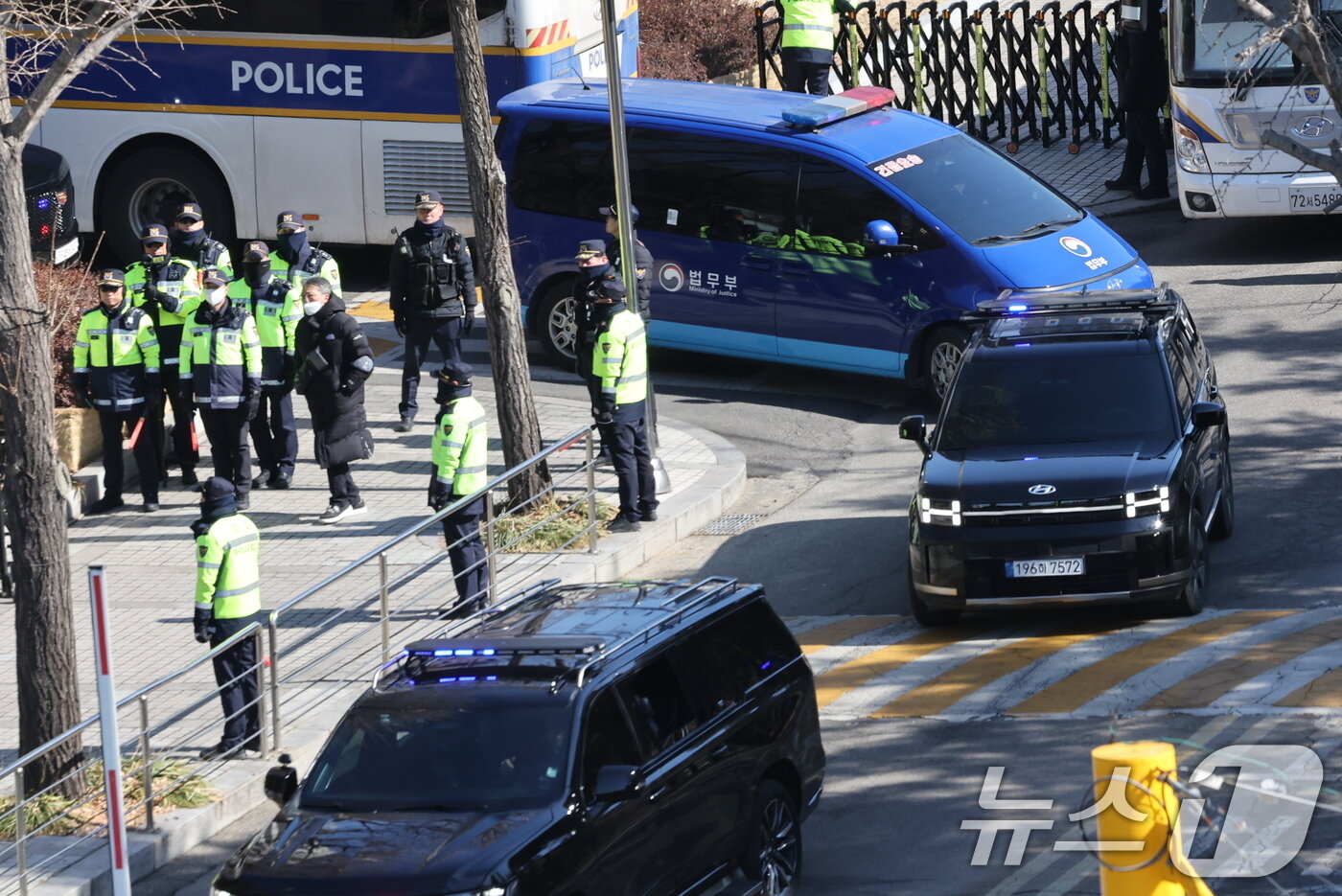 본문 이미지 - 윤석열 대통령에 대한 내란 우두머리 혐의 첫 형사 재판과 구속 취소 청구 심문기일인 20일 윤 대통령이 탄 법무부 호송차량이 서초구 서울중앙지법을 빠져나가고 있다. 2025.2.20/뉴스1 ⓒ News1 이동해 기자