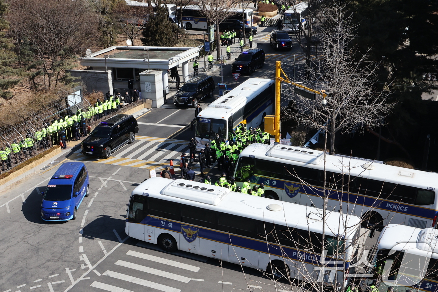 (서울=뉴스1) 이동해 기자 = 윤석열 대통령에 대한 내란 우두머리 혐의 첫 형사 재판과 구속 취소 청구 심문기일인 20일 윤 대통령이 탄 법무부 호송차량이 서초구 서울중앙지법을 …