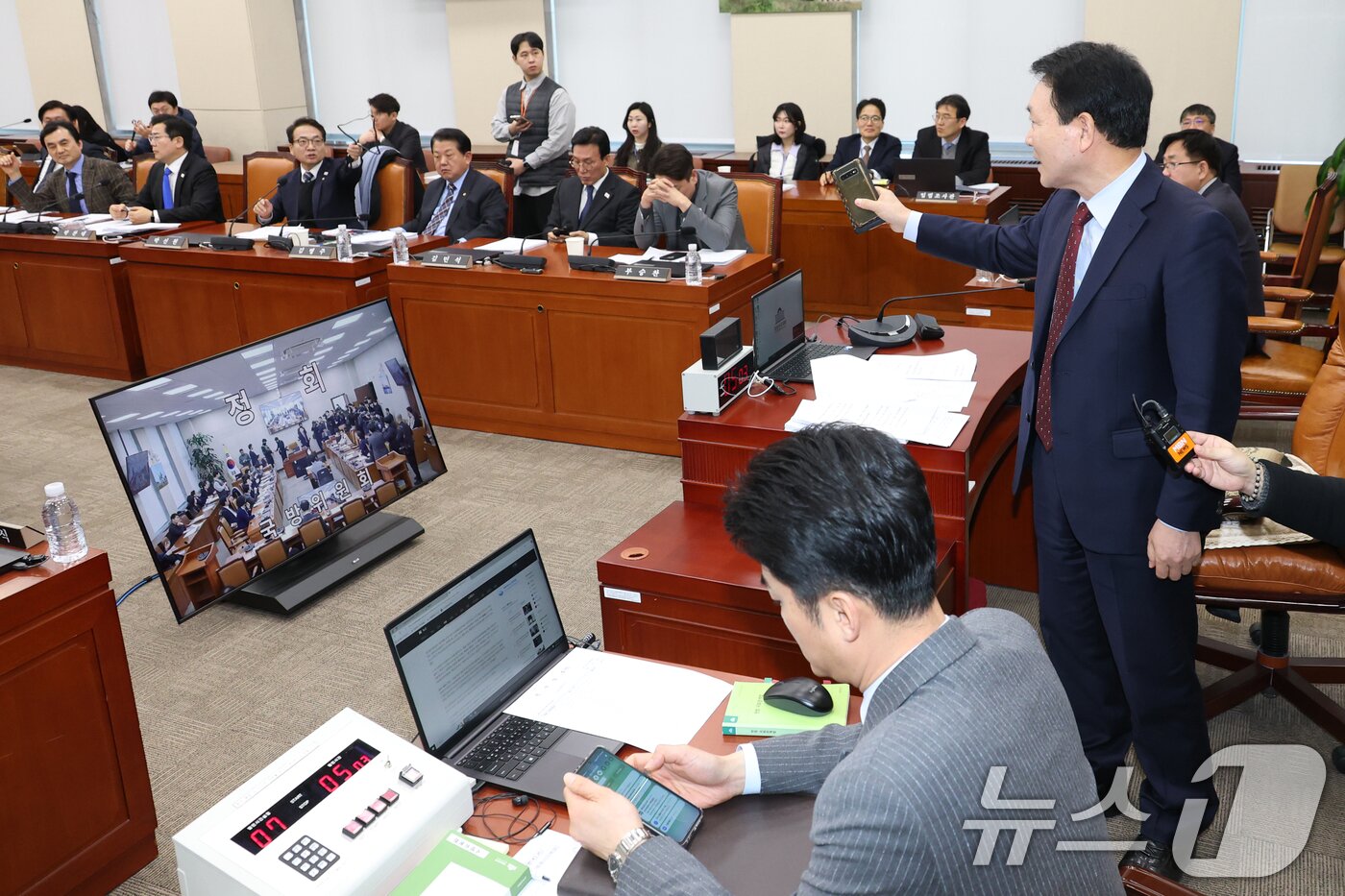 본문 이미지 - 성일종 국회 국방위원장이 20일 오전 서울 여의도 국회에서 열린 국방위원회 전체회의에서 군용·군수업체의 경영상 부담을 완화하는 법안을 심의하던 도중 박선원 더불어민주당 의원이 비상계엄 당시 707특임부대가 휴대한 케이블타이를 꺼내들고 김선호 국방부장관 직무대행에게 질의하자 &#34;법안과 전혀 상관없는 주제로 정쟁을 한다＂며 회의를 정회, 박 의원과 설전을 벌이고 있다. 2025.2.20/뉴스1 ⓒ News1 이광호 기자