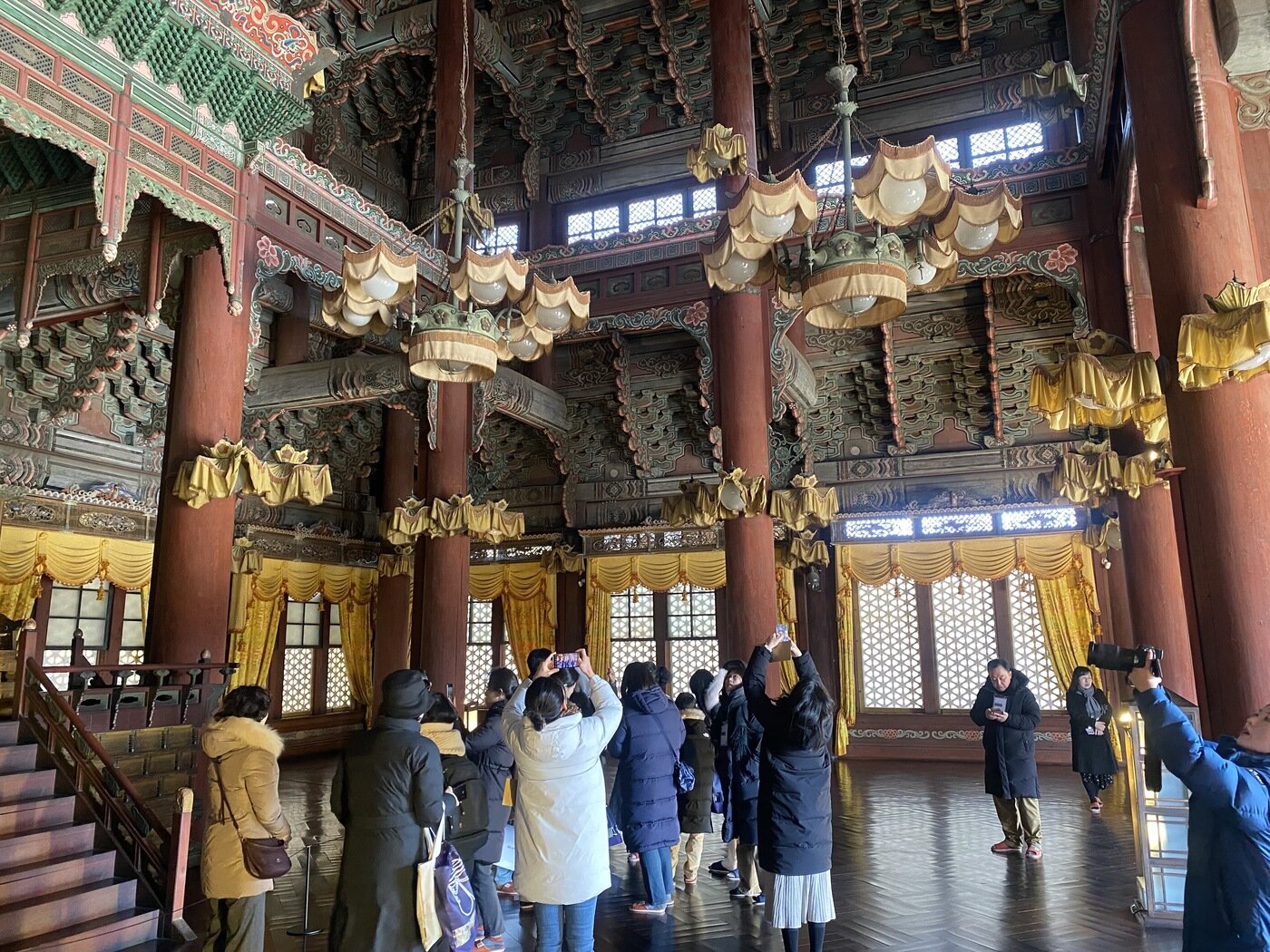 본문 이미지 - 지난해 창덕궁 인정전 내부를 살펴보는 관람객들(국가유산청 제공)