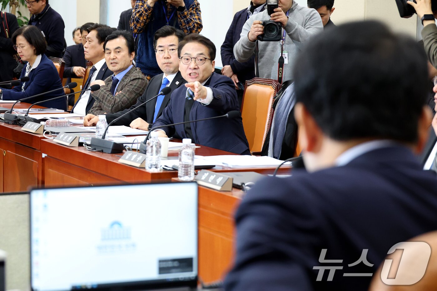본문 이미지 - 박선원 더불어민주당 의원이 20일 오전 서울 여의도 국회에서 열린 국방위원회 전체회의에서 의사진행 발언도중 성일종 위원장과 설전을 벌이고 있다. 2025.2.20/뉴스1 ⓒ News1 이광호 기자