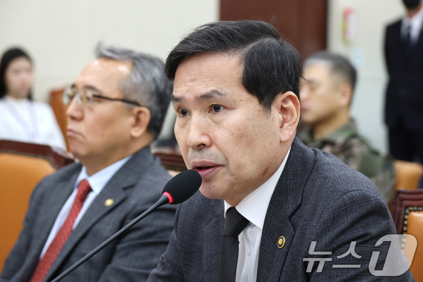 (서울=뉴스1) 이광호 기자 = 김선호 국방부장관 직무대행이 20일 오전 서울 여의도 국회에서 열린 국방위원회 전체회의에서 의원 질의에 답하고 있다.2025.2.20/뉴스1