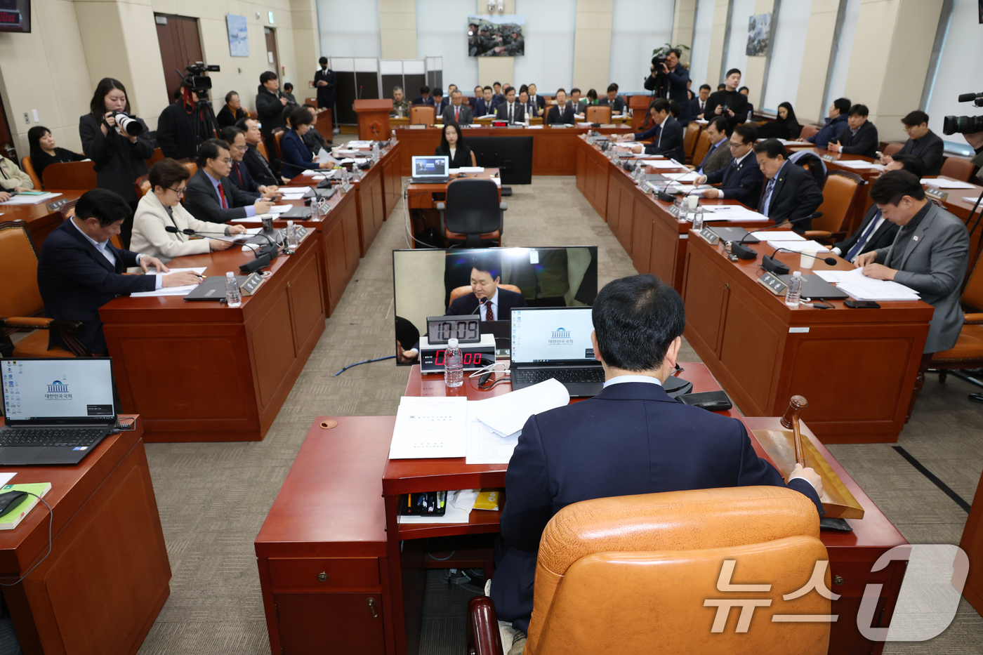 (서울=뉴스1) 이광호 기자 = 성일종 국회 국방위원장이 20일 오전 서울 여의도 국회에서 열린 국방위원회 전체회의에서 의사봉을 두드리고 있다.2025.2.20/뉴스1