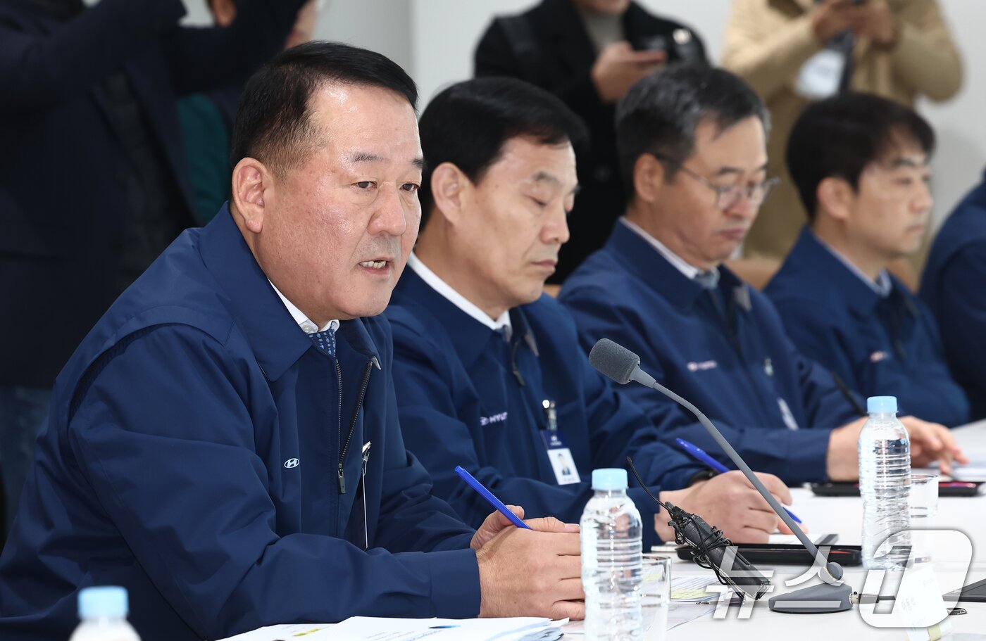 본문 이미지 - 이동석 현대자동차 사장이 20일 오전 충남 아산시 현대자동차 아산공장에서 열린 이재명 더불어민주당 대표와의 '자동차 산업 발전을 위한 현장간담회'에서 발언하고 있다. 2025.2.20/뉴스1 ⓒ News1 김민지 기자