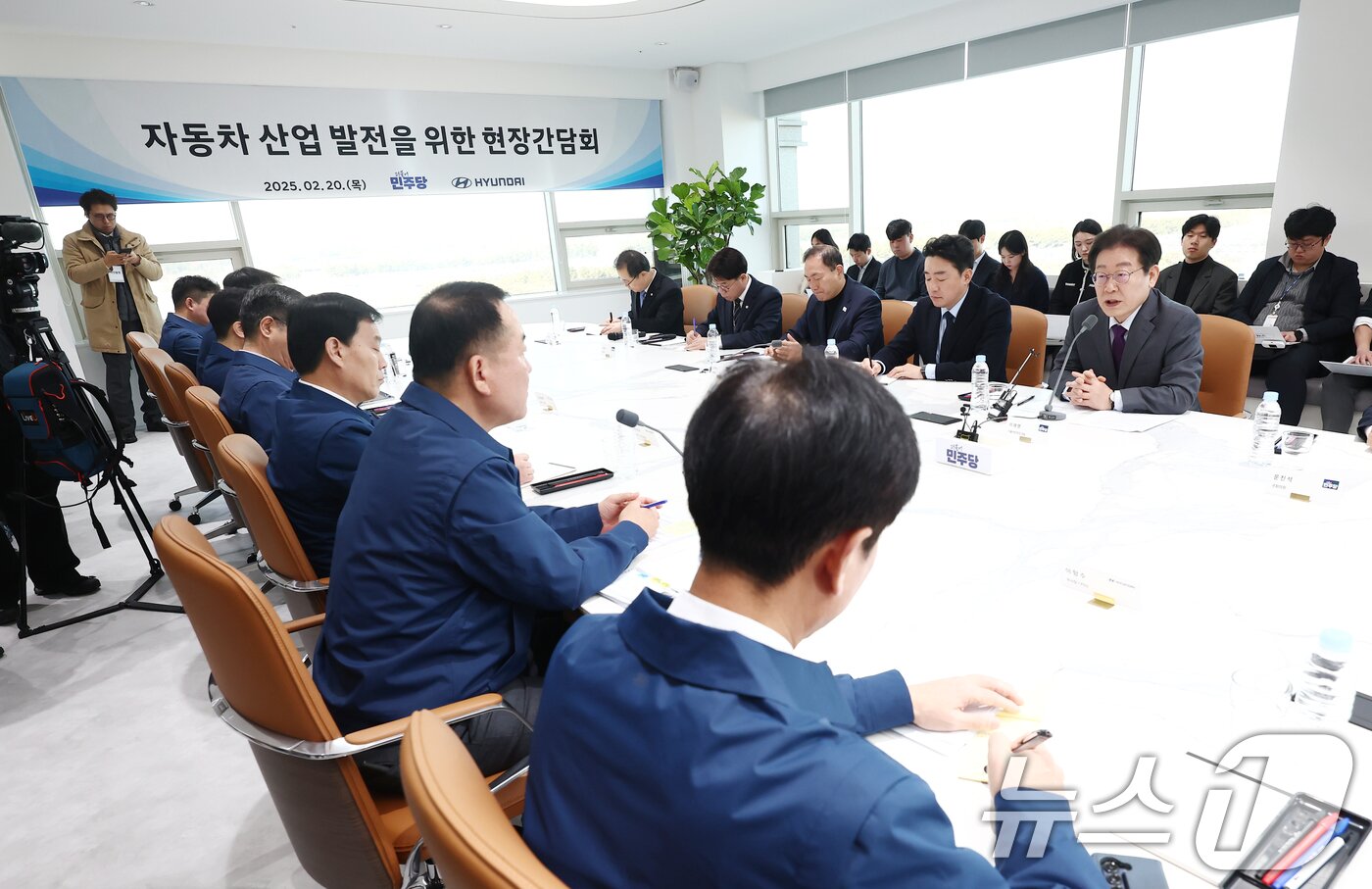 본문 이미지 - 이재명 더불어민주당 대표가 20일 오전 충남 아산시 현대자동차 아산공장에서 열린 '자동차 산업 발전을 위한 현장간담회'에서 발언하고 있다. 2025.2.20/뉴스1 ⓒ News1 김민지 기자