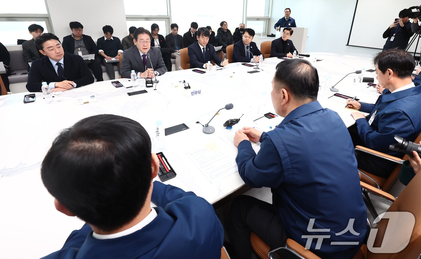 본문 이미지 - 이재명 더불어민주당 대표가 20일 오전 충남 아산시 현대자동차 아산공장에서 열린 '자동차 산업 발전을 위한 현장간담회'에서 발언하고 있다. 2025.2.20/뉴스1 ⓒ News1 김민지 기자