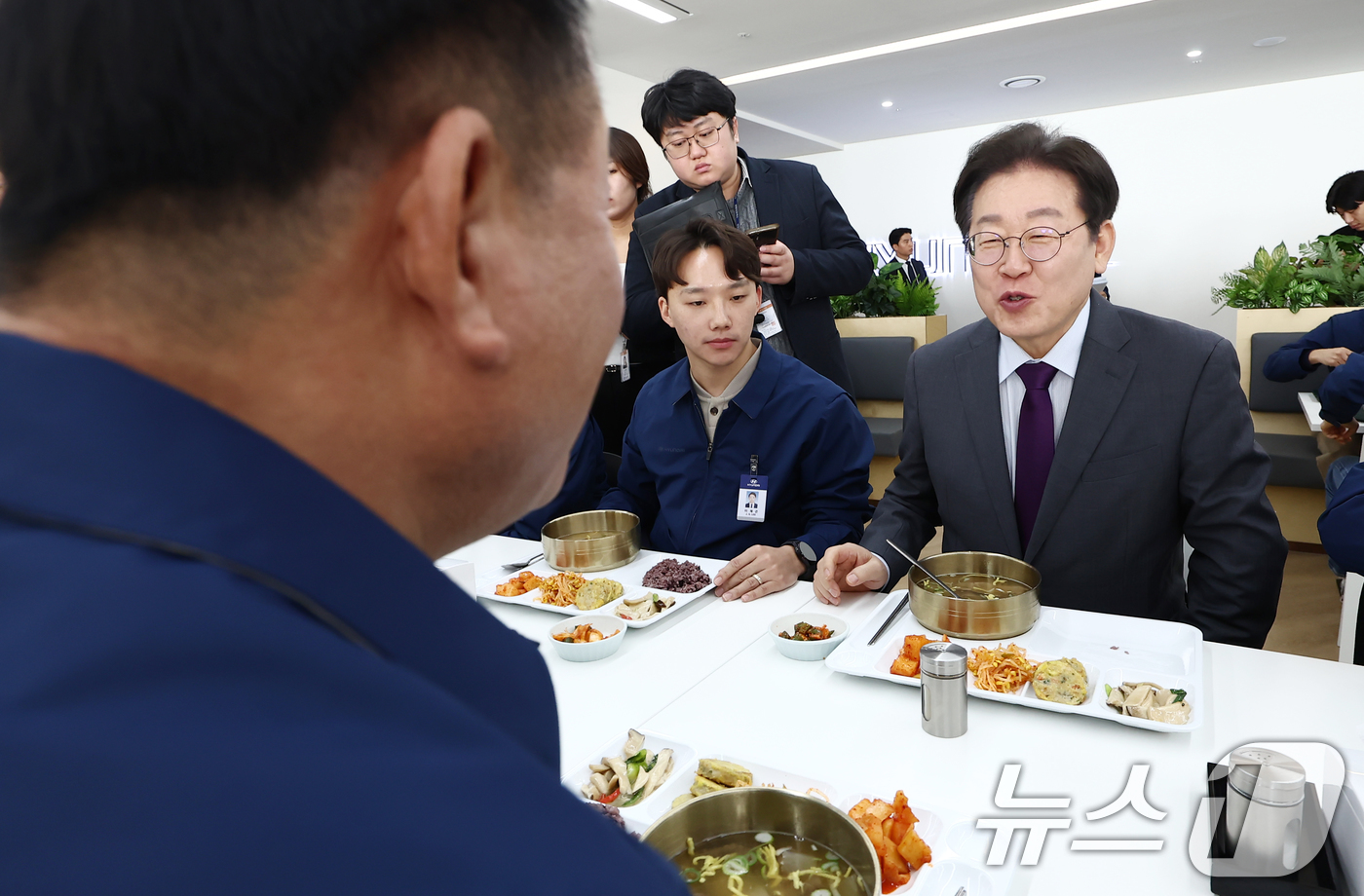 (아산=뉴스1) 김민지 기자 = 이재명 더불어민주당 대표가 20일 오전 충남 아산시 현대자동차 아산공장 구내식당에서 이동석 사장을 비롯한 직원들과 점심 식사를 하고 있다. 2025 …