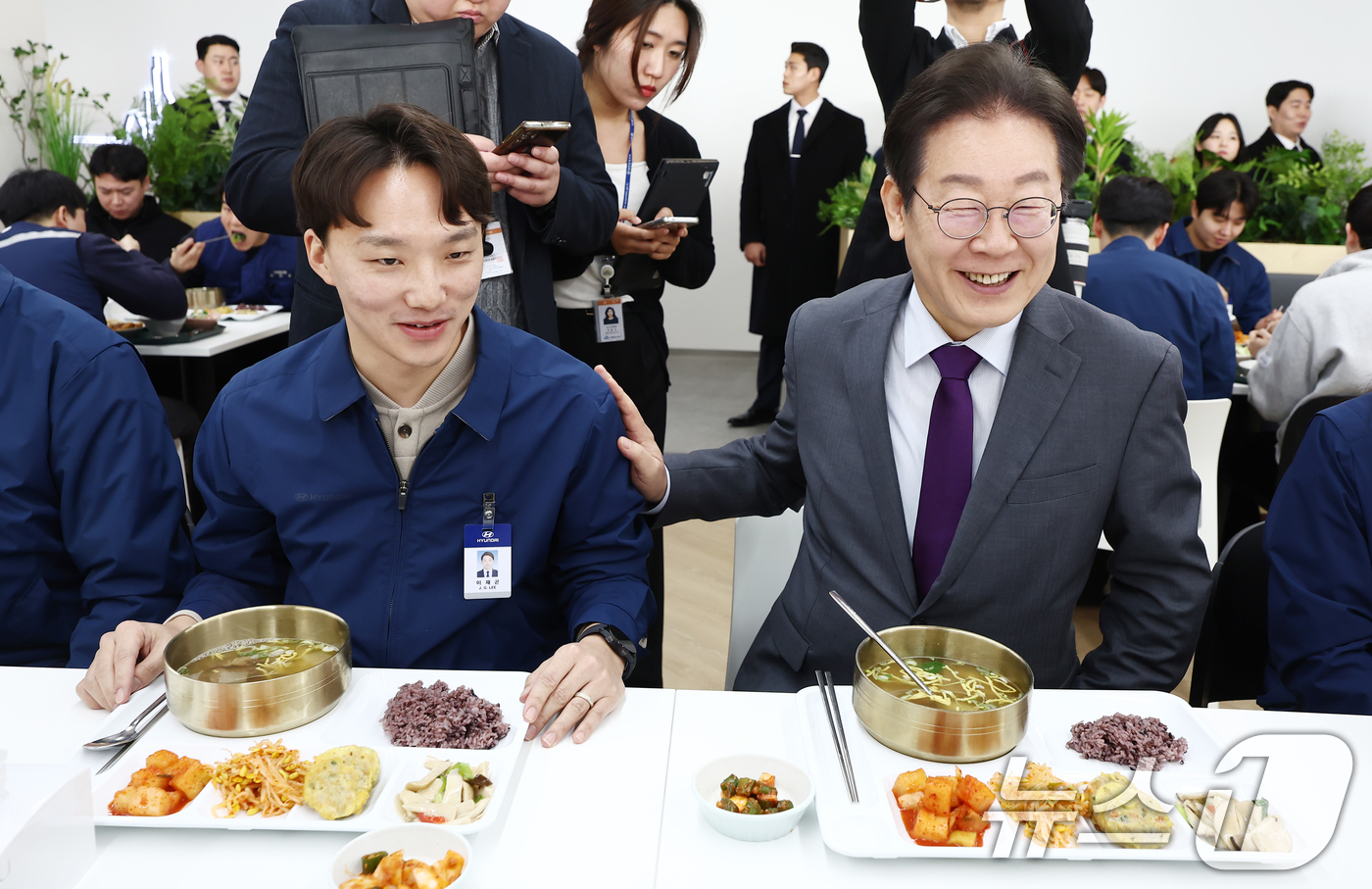 (아산=뉴스1) 김민지 기자 = 이재명 더불어민주당 대표가 20일 오전 충남 아산시 현대자동차 아산공장 구내식당에서 직원들과 점심 식사를 하며 대화하고 있다. 2025.2.20/뉴 …