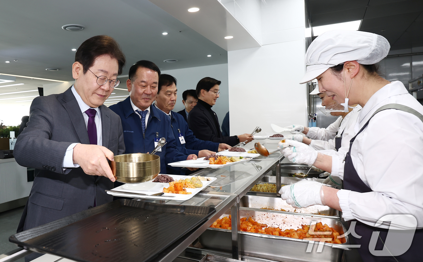 (아산=뉴스1) 김민지 기자 = 이재명 더불어민주당 대표가 20일 오전 충남 아산시 현대자동차 아산공장 구내식당에서 이동석 사장 등과 배식을 받고 있다. 2025.2.20/뉴스1