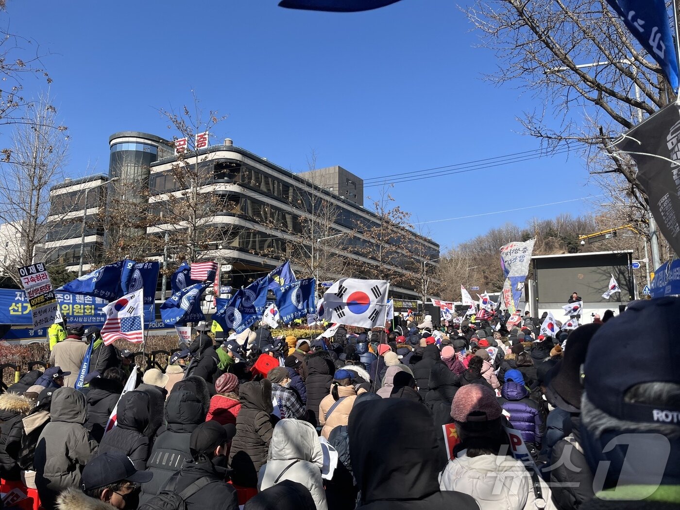 본문 이미지 - 20일 오전 서울 서초구 서울중앙지법 정문 앞 법원로 일대에서 윤석열 대통령 지지자들이 '석방 응원' 집회에 참여하고 있다. 2025.2.20/뉴스1 ⓒ News1 김종훈 기자