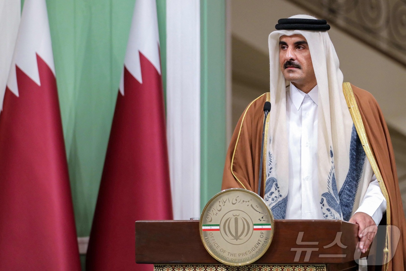 (테헤란 AFP=뉴스1) 우동명 기자 = 타밈 빈 하마드 알 타니 카타르 국왕이 19일(현지시간) 테헤란 대통령 궁에서 마수드 페제시키안 이란 대통령과 기자회견을 하고 있다. 20 …