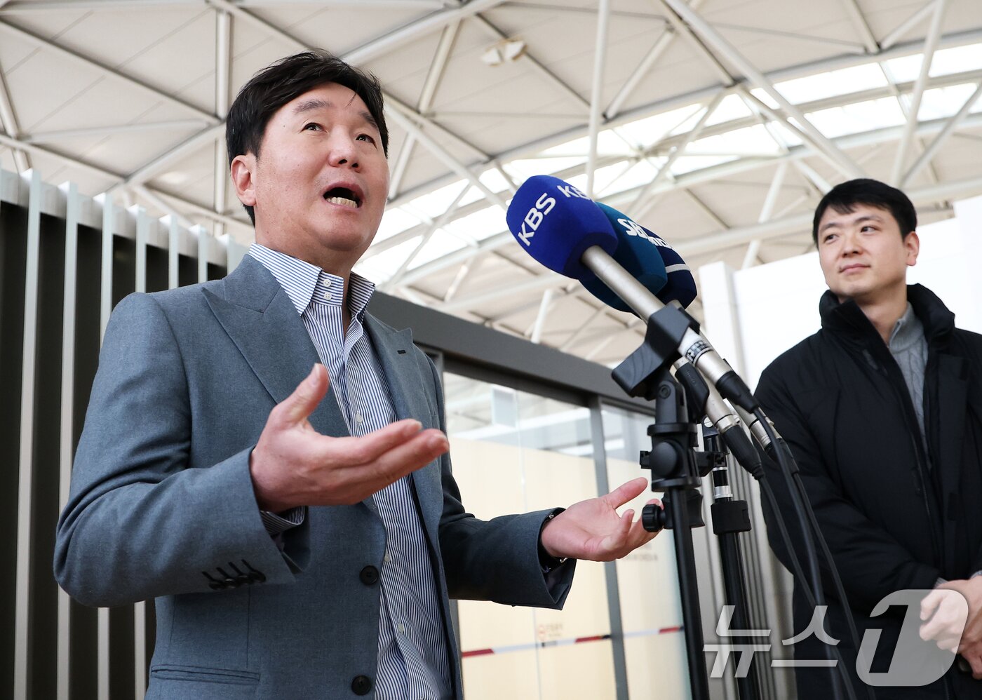 본문 이미지 - 류지현 야구대표팀 신임 감독이 20일 인천국제공항에서 2026 월드베이스볼클래식(WBC) 전력분석을 위해 대만으로 출국하기 전 취재진의 질문에 답하고 있다. 2025.2.20/뉴스1 ⓒ News1 오대일 기자
