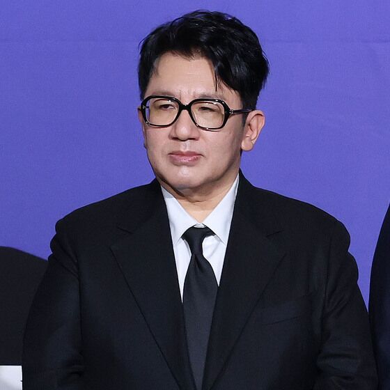 방시혁 부정거래 혐의에 하이브 본사 압수수색…CLO "크게 염려 말라" 사내 메일