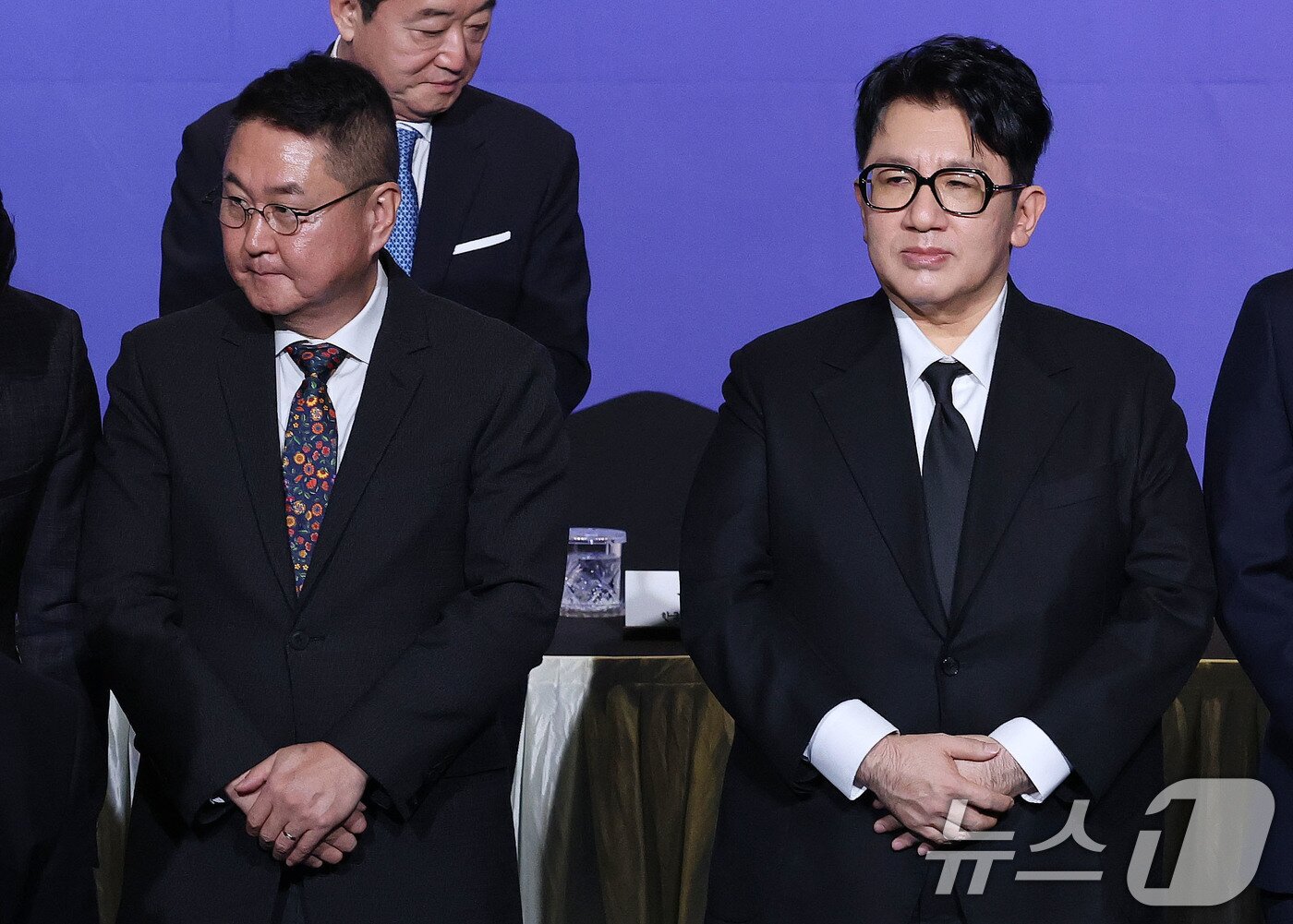 본문 이미지 - 방시혁 하이브 이사회 의장(오른쪽)과 이석우 두나무 대표가 20일 서울 여의도 FKI타워에서 열린 한경협 제64회 정기총회·새 CI 공개 행사에 참석해 신규 회원사 대표로 기념촬영하기 위해 자리하고 있다. 2025.2.20/뉴스1 ⓒ News1 박세연 기자