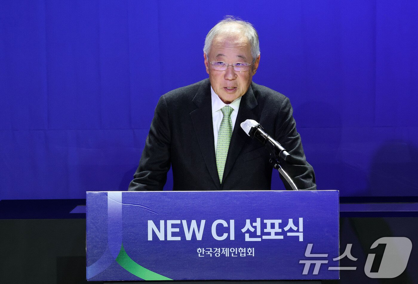 본문 이미지 - 류진 한국경제인협회 회장이 20일 서울 여의도 FKI타워에서 열린 한경협 새 CI 공개 행사에서 인사말을 하고 있다. 2025.2.20/뉴스1 ⓒ News1 박세연 기자