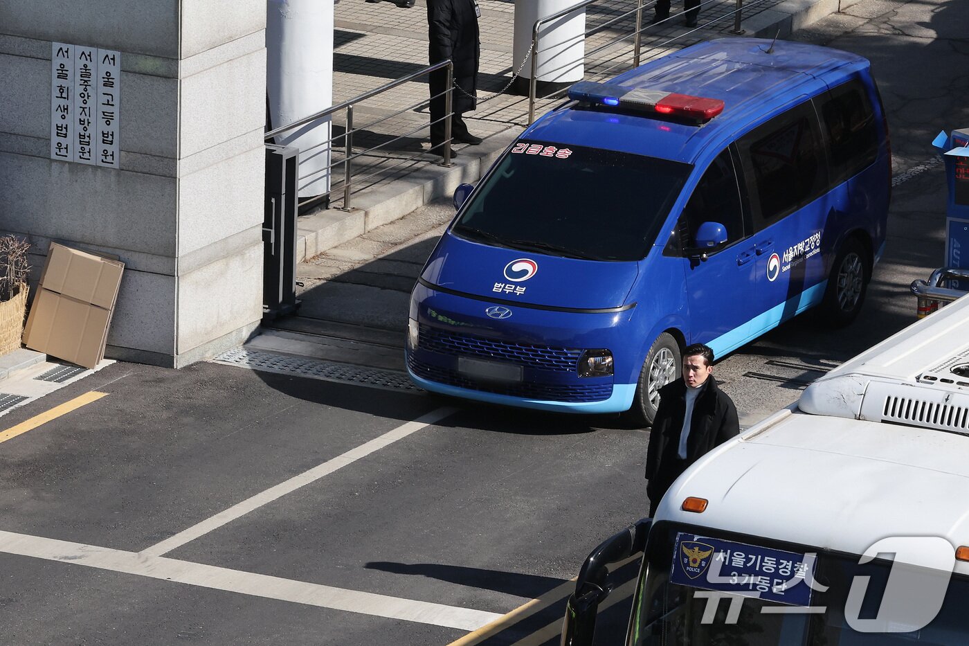본문 이미지 - 윤석열 대통령에 대한 내란 우두머리 혐의 첫 형사 재판과 구속 취소 청구 심문기일인 20일 윤 대통령이 탄 법무부 호송차량이 서초구 서울중앙지법을 빠져나가고 있다. 2025.2.20/뉴스1 ⓒ News1 이동해 기자