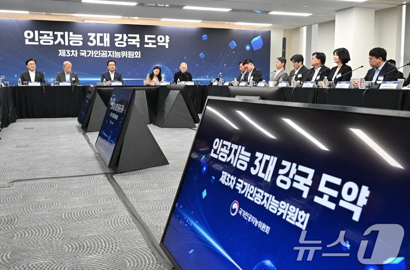 본문 이미지 - 최상목 대통령 권한대행 부총리 겸 기획재정부 장관이 20일 서울 중구 서울스퀘어에서 열린 '제3차 국가인공지능위원회'에서 모두발언을 하고 있다. (기획재정부 제공. 재판매 및 DB 금지) 2025.2.20/뉴스1