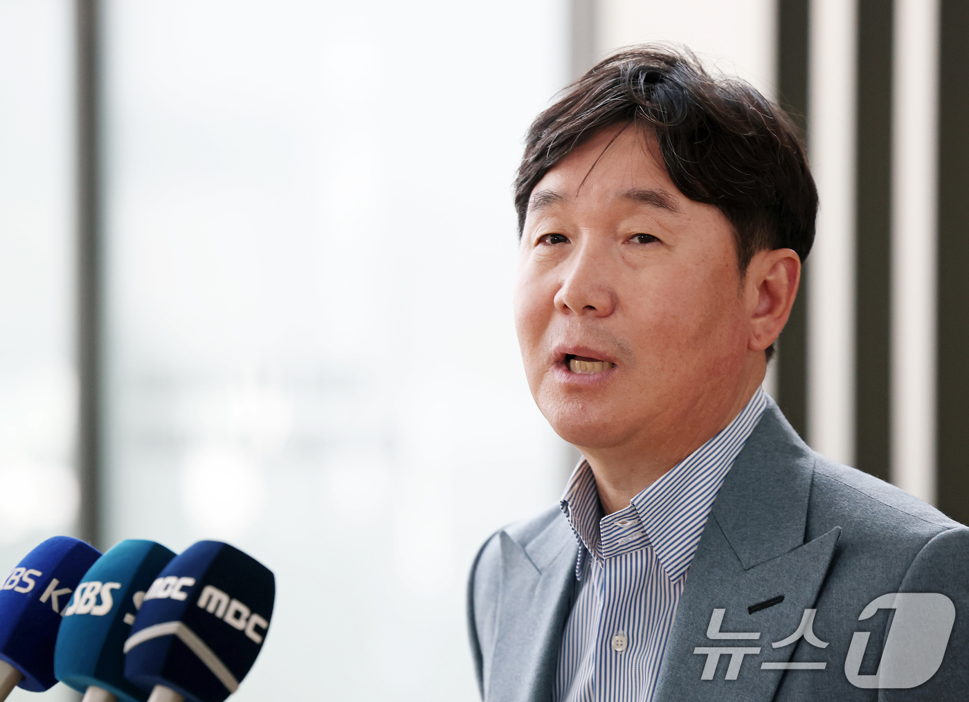 (인천공항=뉴스1) 오대일 기자 = 류지현 야구대표팀 신임 감독이 20일 인천국제공항에서 2026 월드베이스볼클래식(WBC) 전력분석을 위해 대만으로 출국하기 전 취재진의 질문에 …