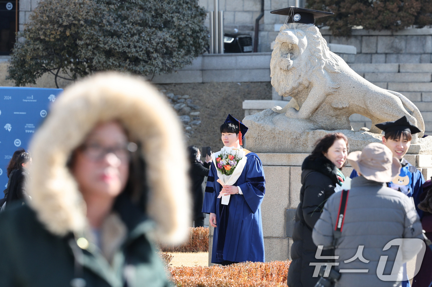 (서울=뉴스1) 신웅수 기자 = 20일 서울 성동구 한양대학교에서 열린 전기 학위수여식에서 졸업생들이 기념 촬영을 하고 있다. 2025.2.20/뉴스1