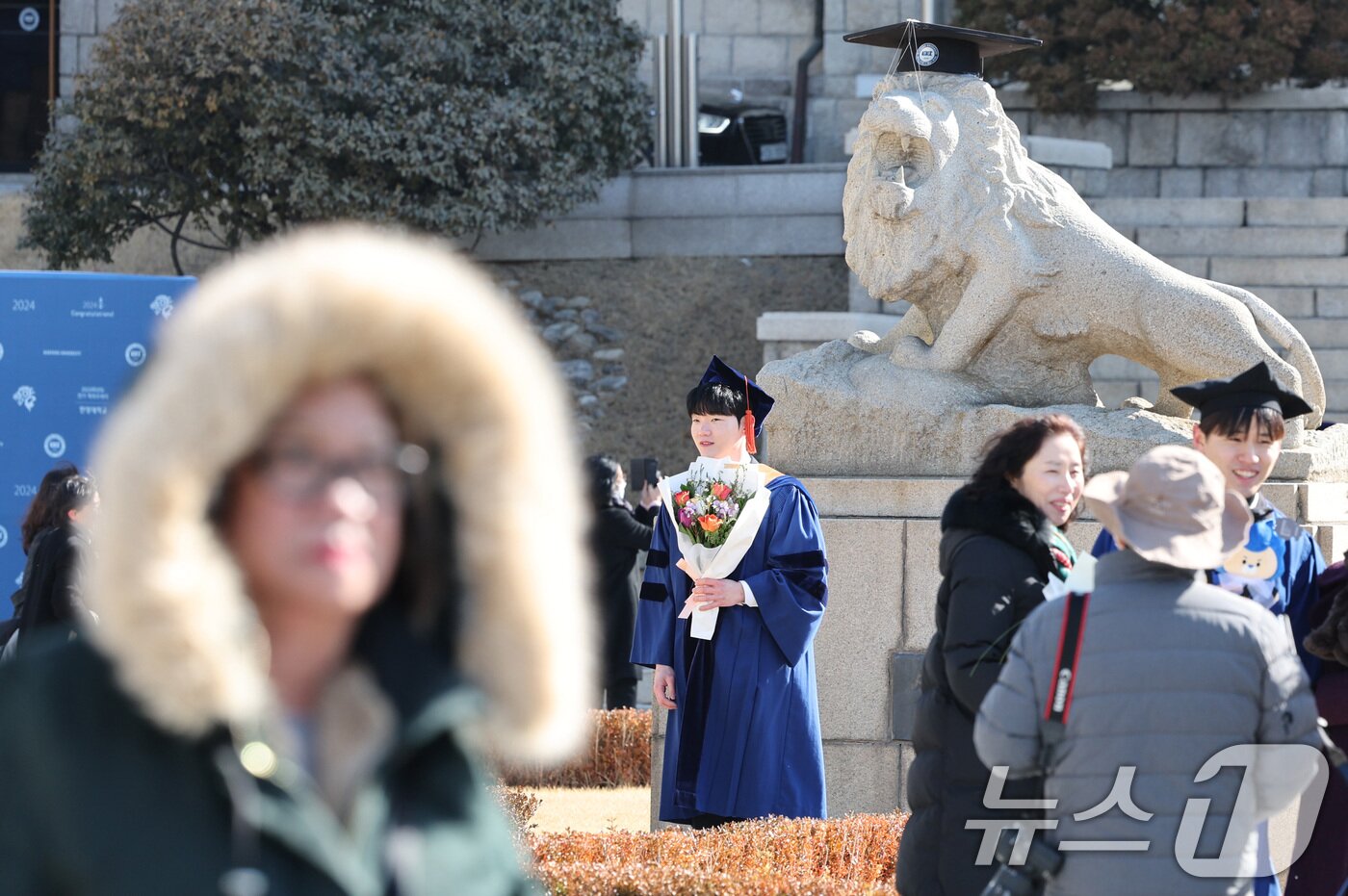 본문 이미지 - 20일 서울 성동구 한양대학교에서 열린 전기 학위수여식에서 졸업생들이 기념 촬영을 하고 있다. 2025.2.20/뉴스1 ⓒ News1 신웅수 기자