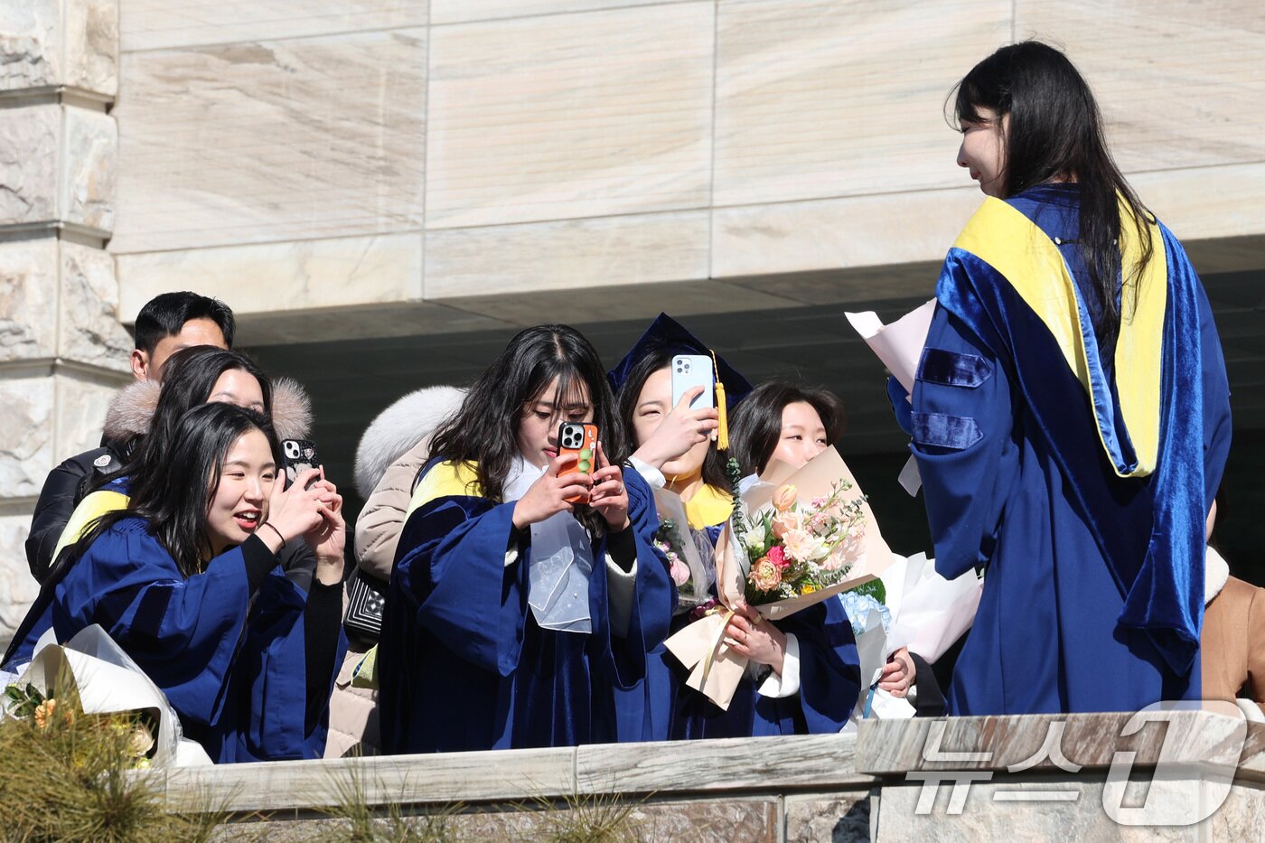 본문 이미지 - 20일 서울 성동구 한양대학교에서 열린 전기 학위수여식에서 졸업생들이 서로의 사진을 찍어주고 있다. 2025.2.20/뉴스1 ⓒ News1 신웅수 기자