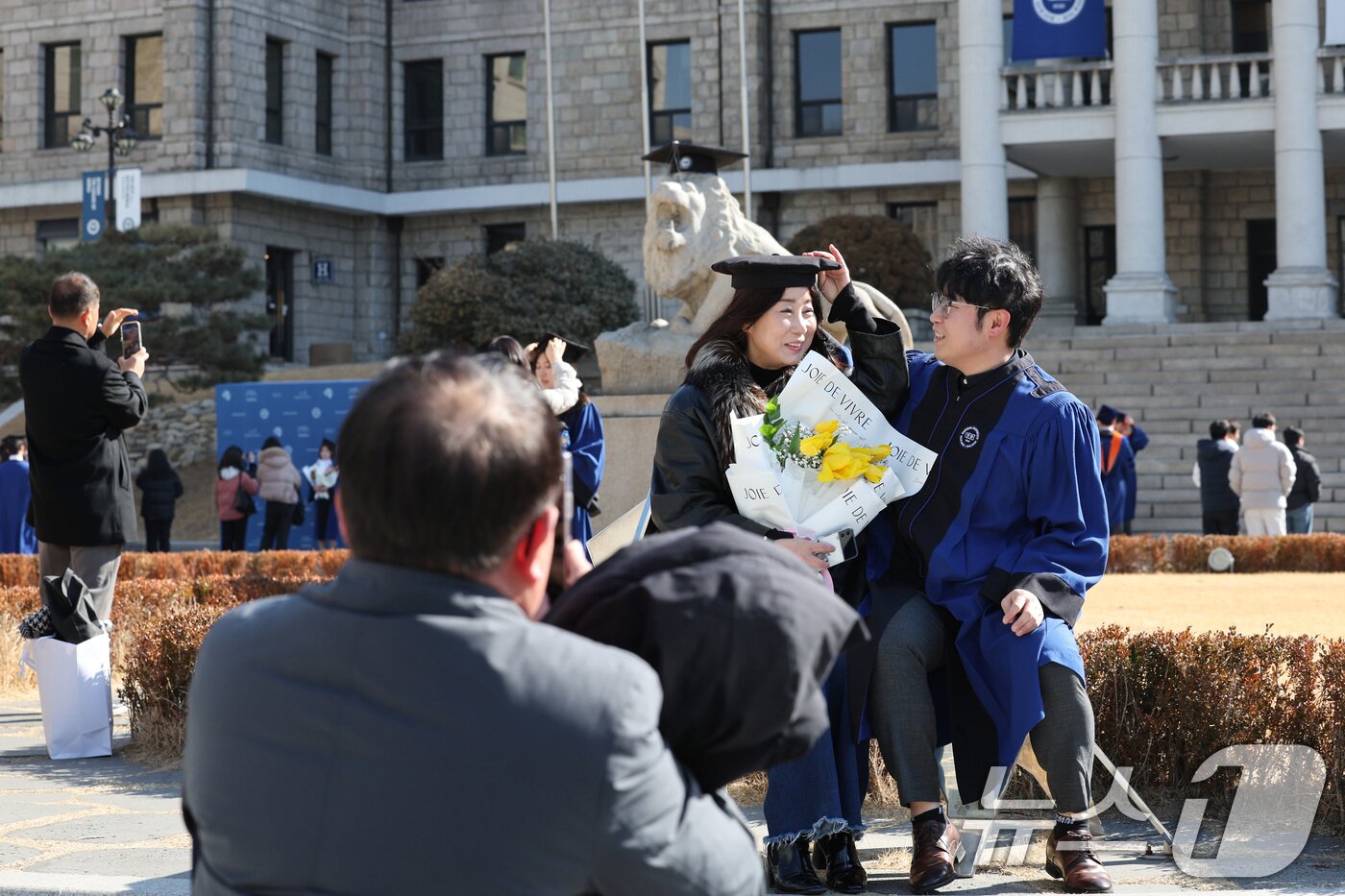 본문 이미지 - 20일 서울 성동구 한양대학교에서 열린 전기 학위수여식에서 한 졸업생이 어머니에게 학사모를 씌워주고 있다. 2025.2.20/뉴스1 ⓒ News1 신웅수 기자