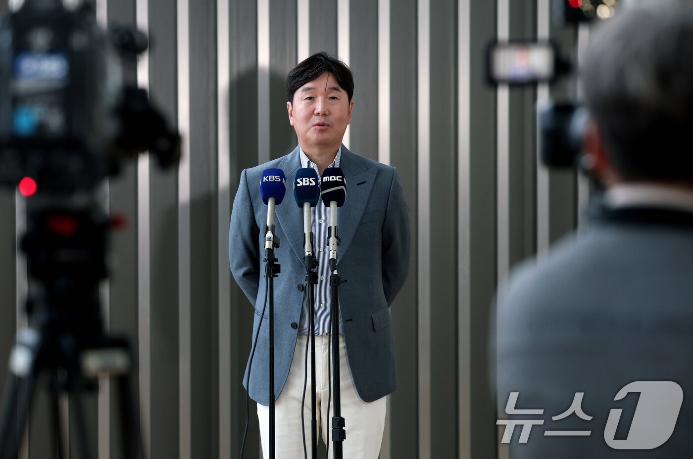 본문 이미지 - 류지현 야구대표팀 신임 감독이 20일 인천국제공항에서 2026 월드베이스볼클래식&#40;WBC&#41; 전력분석을 위해 대만으로 출국하기 전 취재진의 질문에 답하고 있다. 2025.2.20/뉴스1 ⓒ News1 오대일 기자