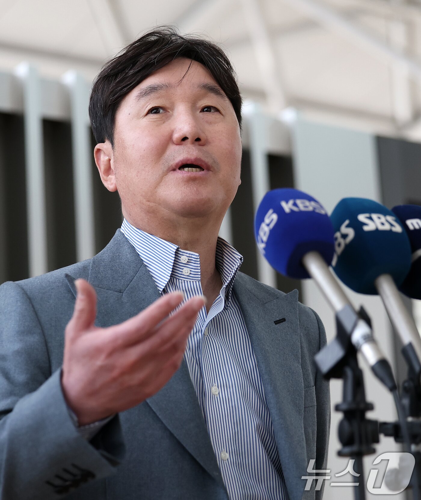 본문 이미지 - 류지현 야구대표팀 신임 감독이 20일 인천국제공항에서 2026 월드베이스볼클래식&#40;WBC&#41; 전력분석을 위해 대만으로 출국하기 전 취재진의 질문에 답하고 있다. 강인권, 이동욱, 허삼영 전력강화위원과 전력분석담당 직원이 동행하는 이번 일정은 대표팀 새 사령탑에 선임된 류지현 감독의 첫 공식 행보다. 2025.2.20/뉴스1 ⓒ News1 오대일 기자