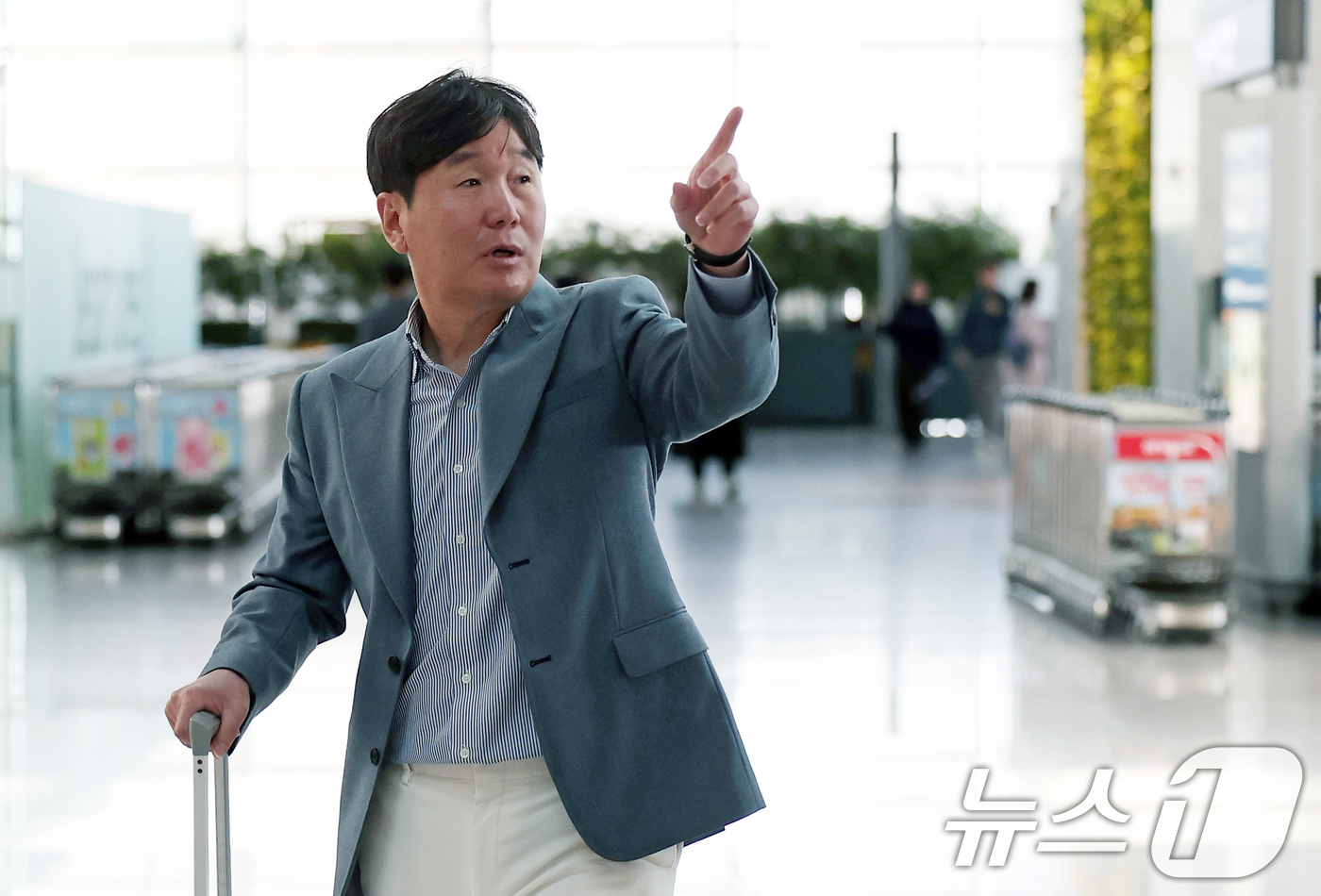 (인천공항=뉴스1) 오대일 기자 = 류지현 야구대표팀 신임 감독이 20일 인천국제공항에서 2026 월드베이스볼클래식(WBC) 전력분석을 위해 대만으로 출국하고 있다.강인권, 이동욱 …