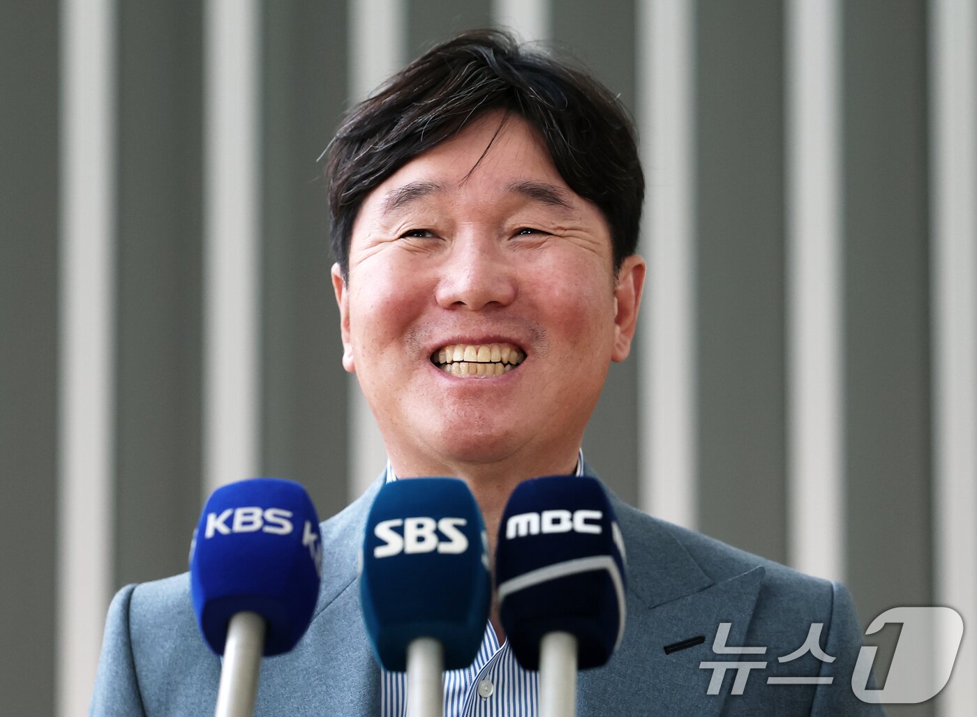 본문 이미지 - 류지현 야구대표팀 신임 감독이 20일 인천국제공항에서 2026 월드베이스볼클래식&#40;WBC&#41; 전력분석을 위해 대만으로 출국하기 전 취재진과 대화하며 활짝 웃고 있다. 2025.2.20/뉴스1 ⓒ News1 오대일 기자