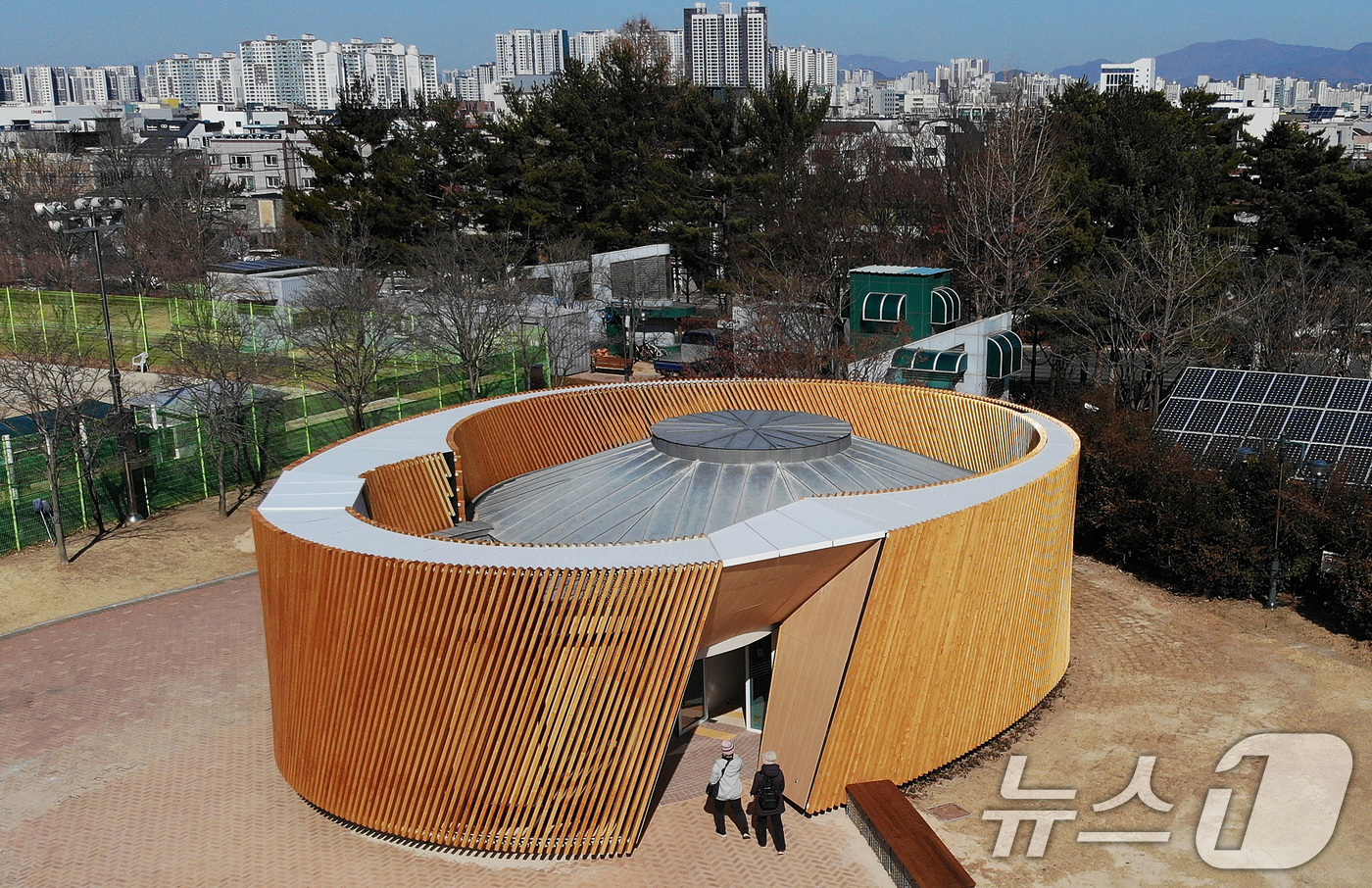 (대구=뉴스1) 공정식 기자 = 대구 수성구 수성못 상화동산 공중화장실이 최근 리모델링 공사를 마치고 개방됐다. 스페인 건축가의 설계를 바탕으로 예술적 요소를 강조한 이 화장실 리 …