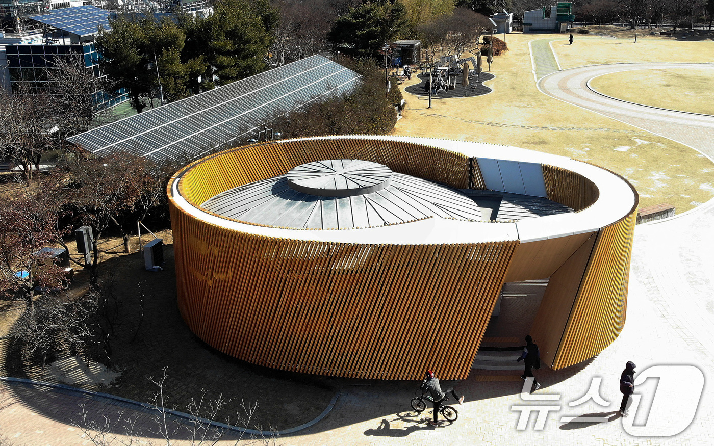 (대구=뉴스1) 공정식 기자 = 대구 수성구 수성못 상화동산 공중화장실이 최근 리모델링 공사를 마치고 개방됐다. 스페인 건축가의 설계를 바탕으로 예술적 요소를 강조한 이 화장실 리 …