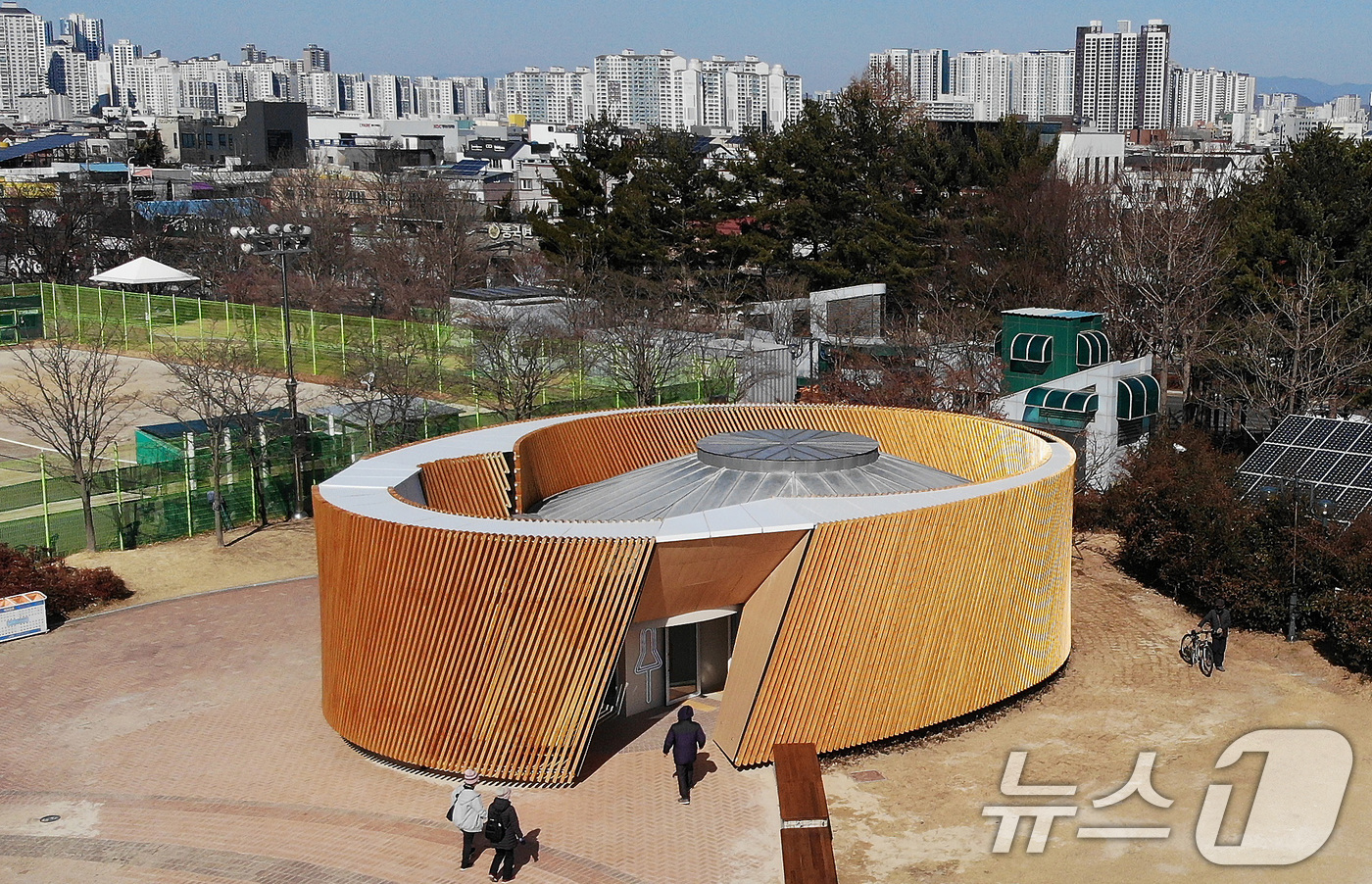 (대구=뉴스1) 공정식 기자 = 대구 수성구 수성못 상화동산 공중화장실이 최근 리모델링 공사를 마치고 개방됐다. 스페인 건축가의 설계를 바탕으로 예술적 요소를 강조한 이 화장실 리 …