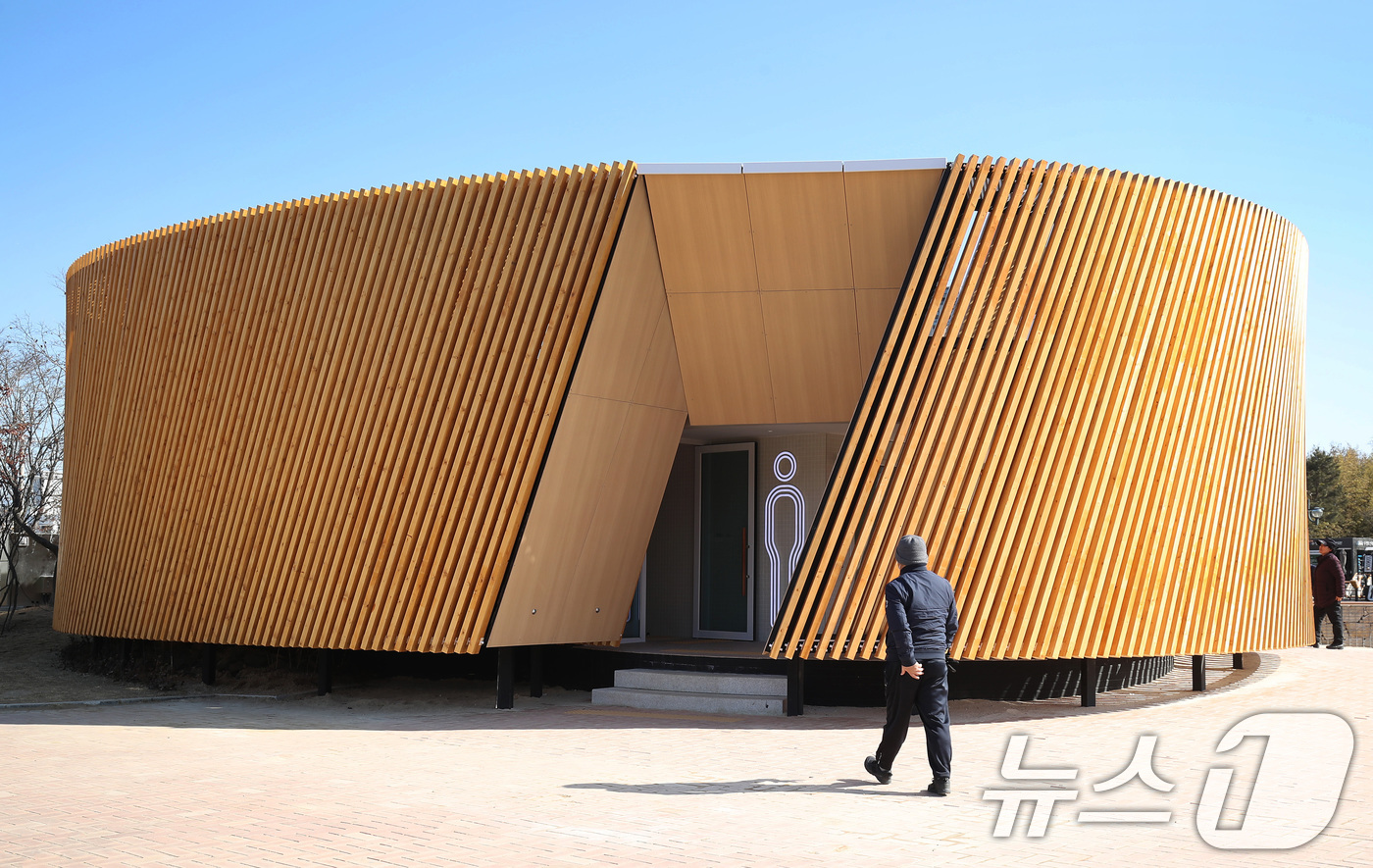 (대구=뉴스1) 공정식 기자 = 대구 수성구 수성못 상화동산 공중화장실이 최근 리모델링 공사를 마치고 개방됐다. 스페인 건축가의 설계를 바탕으로 예술적 요소를 강조한 이 화장실 리 …