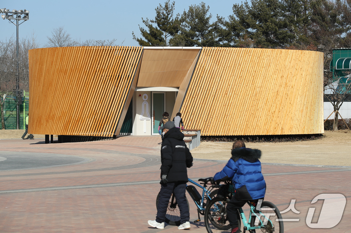 (대구=뉴스1) 공정식 기자 = 대구 수성구 수성못 상화동산 공중화장실이 최근 리모델링 공사를 마치고 개방됐다. 스페인 건축가의 설계를 바탕으로 예술적 요소를 강조한 이 화장실 리 …