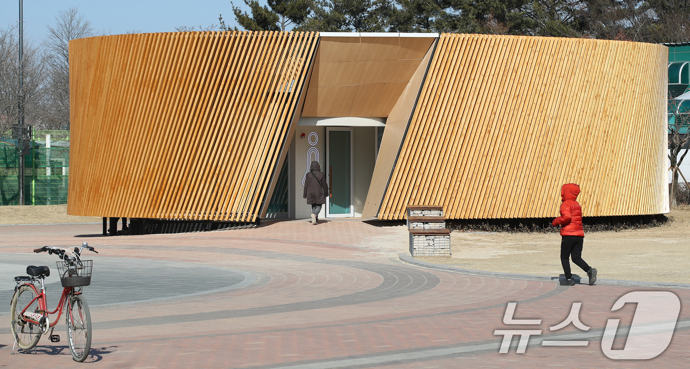 (대구=뉴스1) 공정식 기자 = 대구 수성구 수성못 상화동산 공중화장실이 최근 리모델링 공사를 마치고 개방됐다. 스페인 건축가의 설계를 바탕으로 예술적 요소를 강조한 이 화장실 리 …