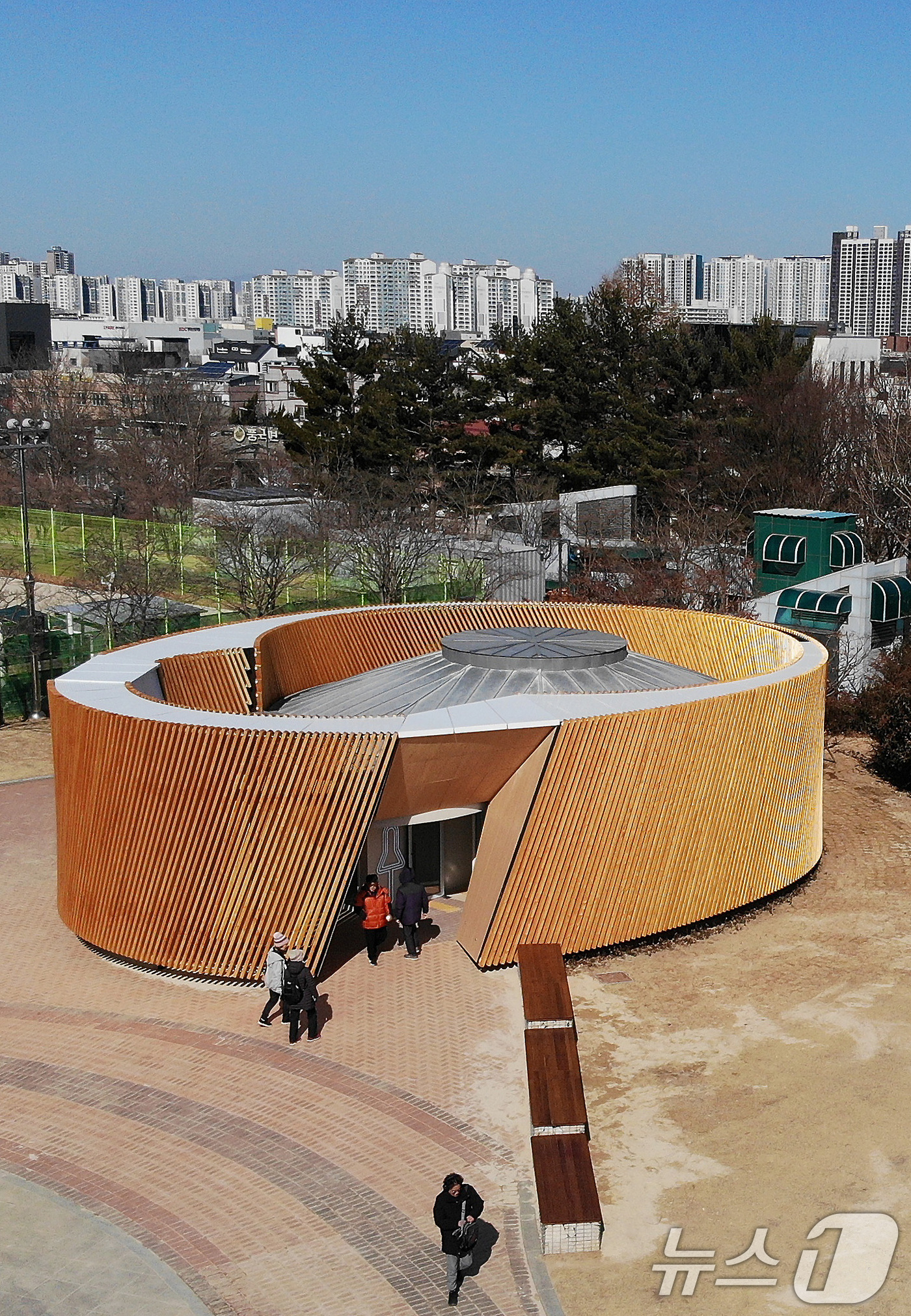 (대구=뉴스1) 공정식 기자 = 대구 수성구 수성못 상화동산 공중화장실이 최근 리모델링 공사를 마치고 개방됐다. 스페인 건축가의 설계를 바탕으로 예술적 요소를 강조한 이 화장실 리 …